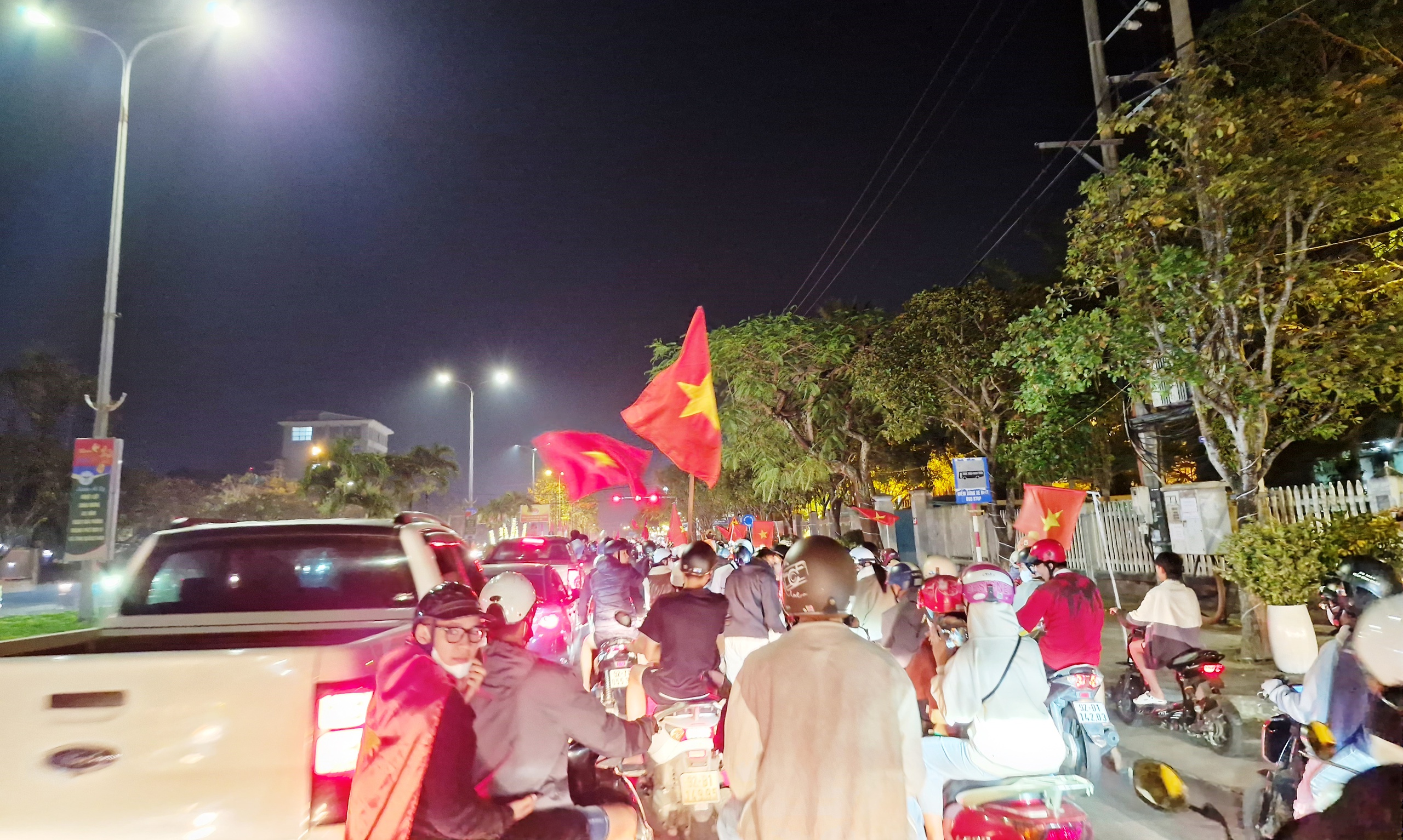 Việt Nam vô địch AFF Cup: Hàng chục nghìn người dân Quảng Nam đổ ra đường ăn mừng- Ảnh 8.