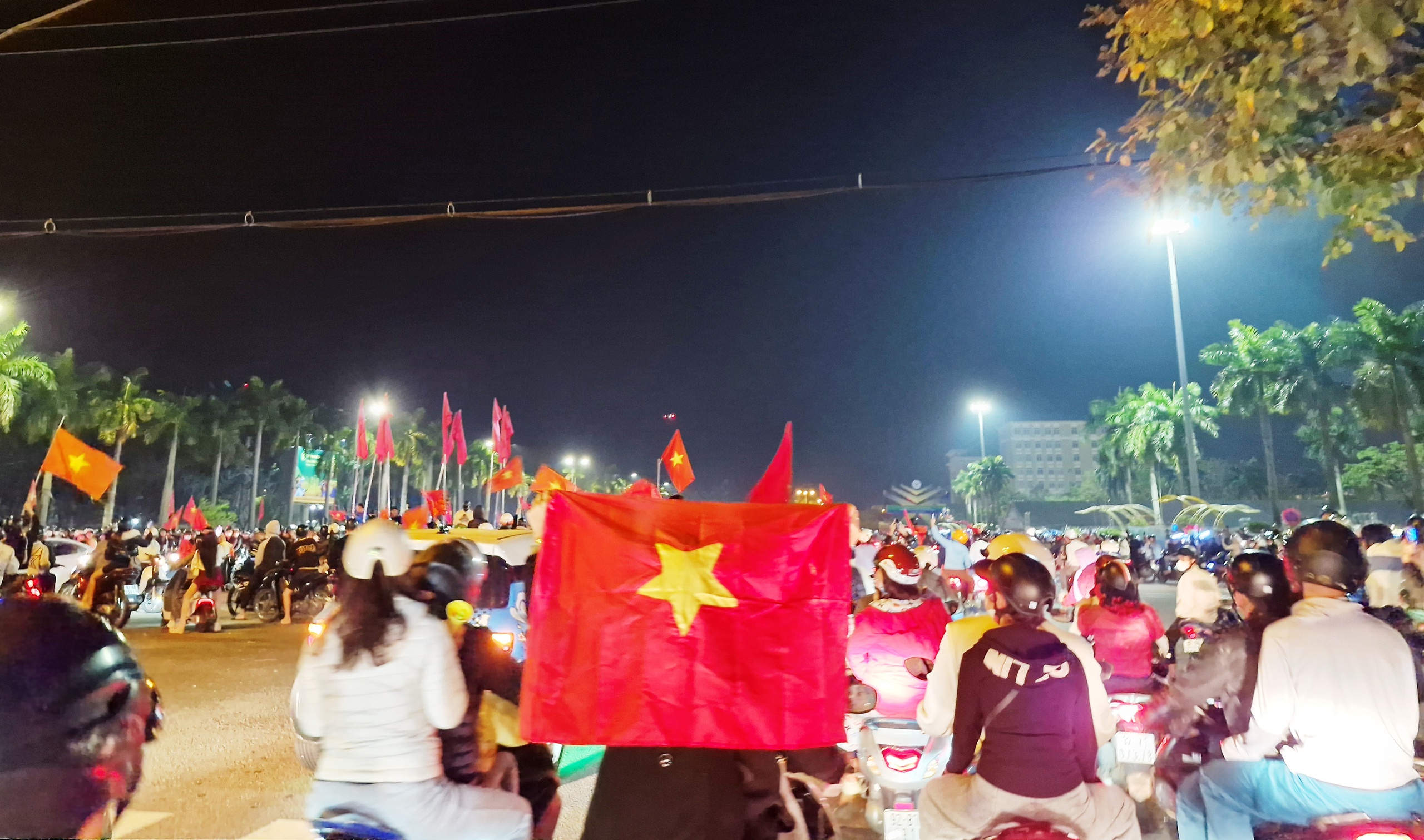 Việt Nam vô địch AFF Cup: Hàng chục nghìn người dân Quảng Nam đổ ra đường ăn mừng- Ảnh 11.