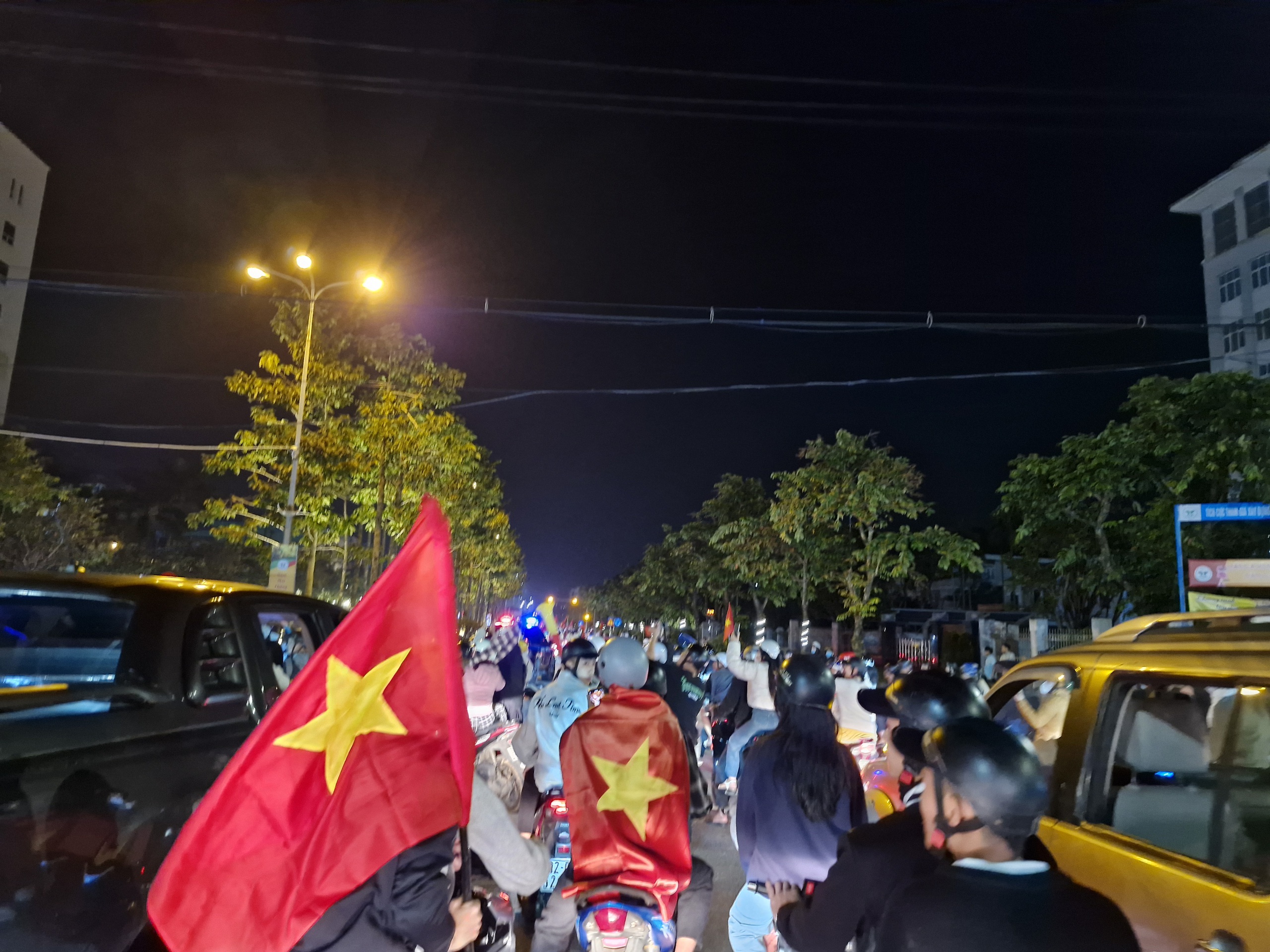 Việt Nam vô địch AFF Cup: Hàng chục nghìn người dân Quảng Nam đổ ra đường ăn mừng- Ảnh 1.