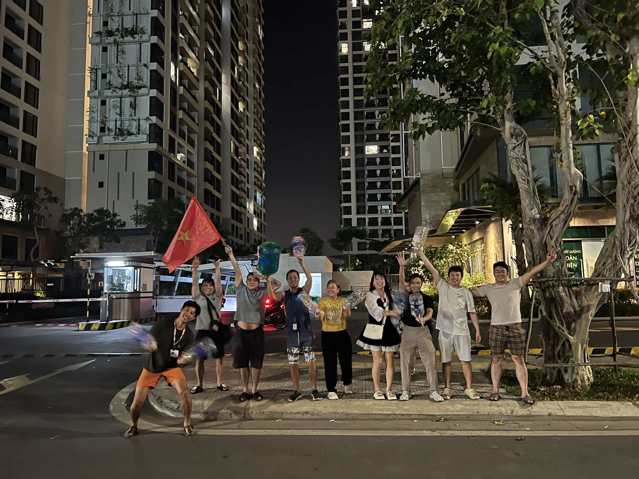 Trung tâm TP.HCM trong 'biển người' mừng Việt Nam vô địch AFF Cup khi thắng Thái Lan mãn nhãn- Ảnh 19.