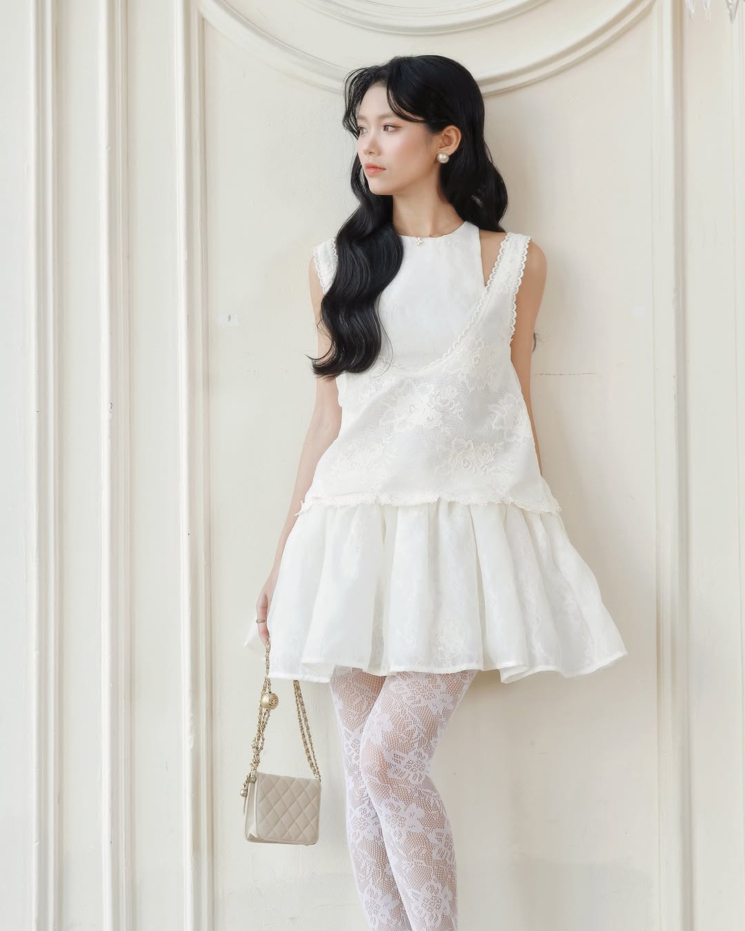 Beleza elegante do escritório à rua com roupas de renda - Foto 6. Vẻ đẹp thanh lịch từ công sở đến dạo phố với trang phục ren- Ảnh 6.
