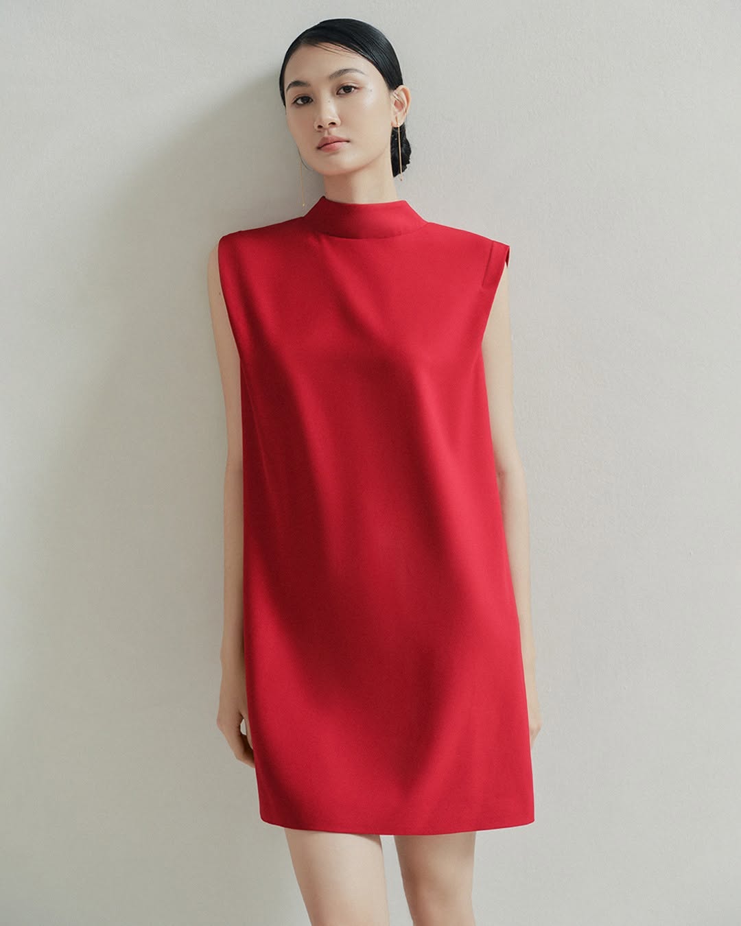 Pakaian merah, trend cerah untuk permulaan tahun baru - Foto 4. Trang phục màu đỏ, xu hướng rực rỡ cho khởi đầu năm mới- Ảnh 4.