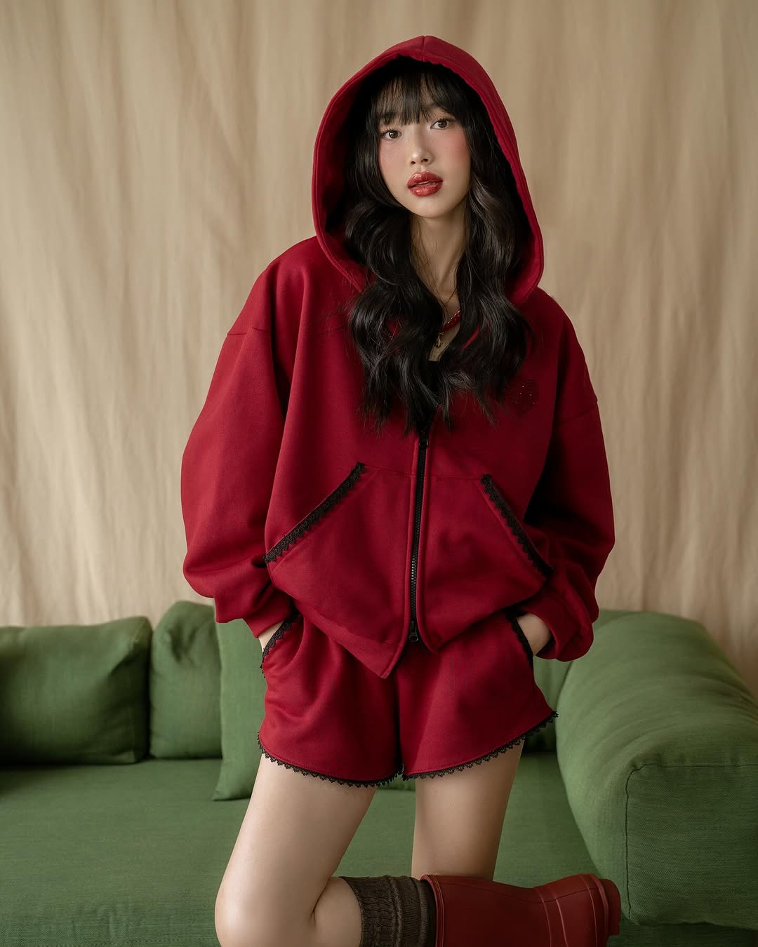 Pakaian merah, trend cerah untuk permulaan tahun baru - Foto 1. Trang phục màu đỏ, xu hướng rực rỡ cho khởi đầu năm mới- Ảnh 1.