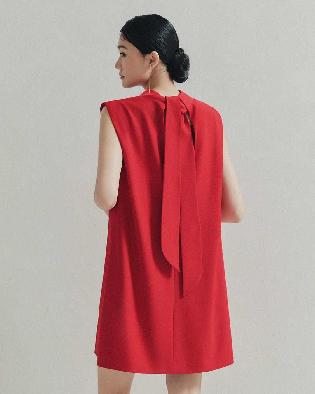 Pakaian merah, trend cerah untuk permulaan tahun baru - Foto 5. Trang phục màu đỏ, xu hướng rực rỡ cho khởi đầu năm mới- Ảnh 5.