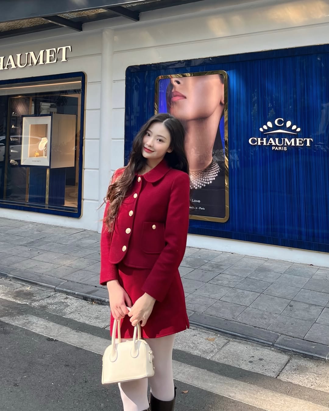 Pakaian merah, trend cerah untuk permulaan tahun baru - Foto 3. Trang phục màu đỏ, xu hướng rực rỡ cho khởi đầu năm mới- Ảnh 3.