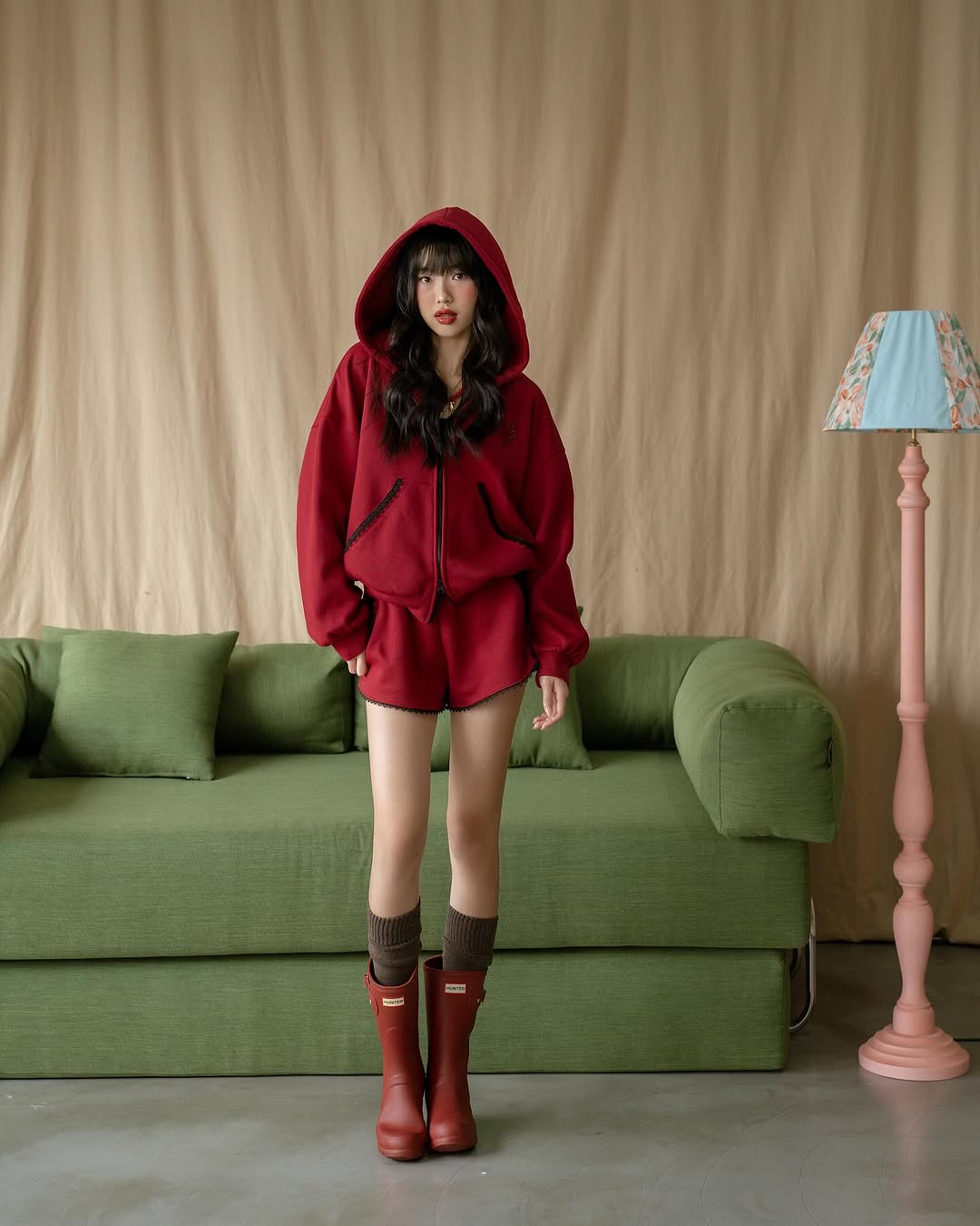 Pakaian merah, trend cerah untuk permulaan tahun baru - Foto 2. Trang phục màu đỏ, xu hướng rực rỡ cho khởi đầu năm mới- Ảnh 2.