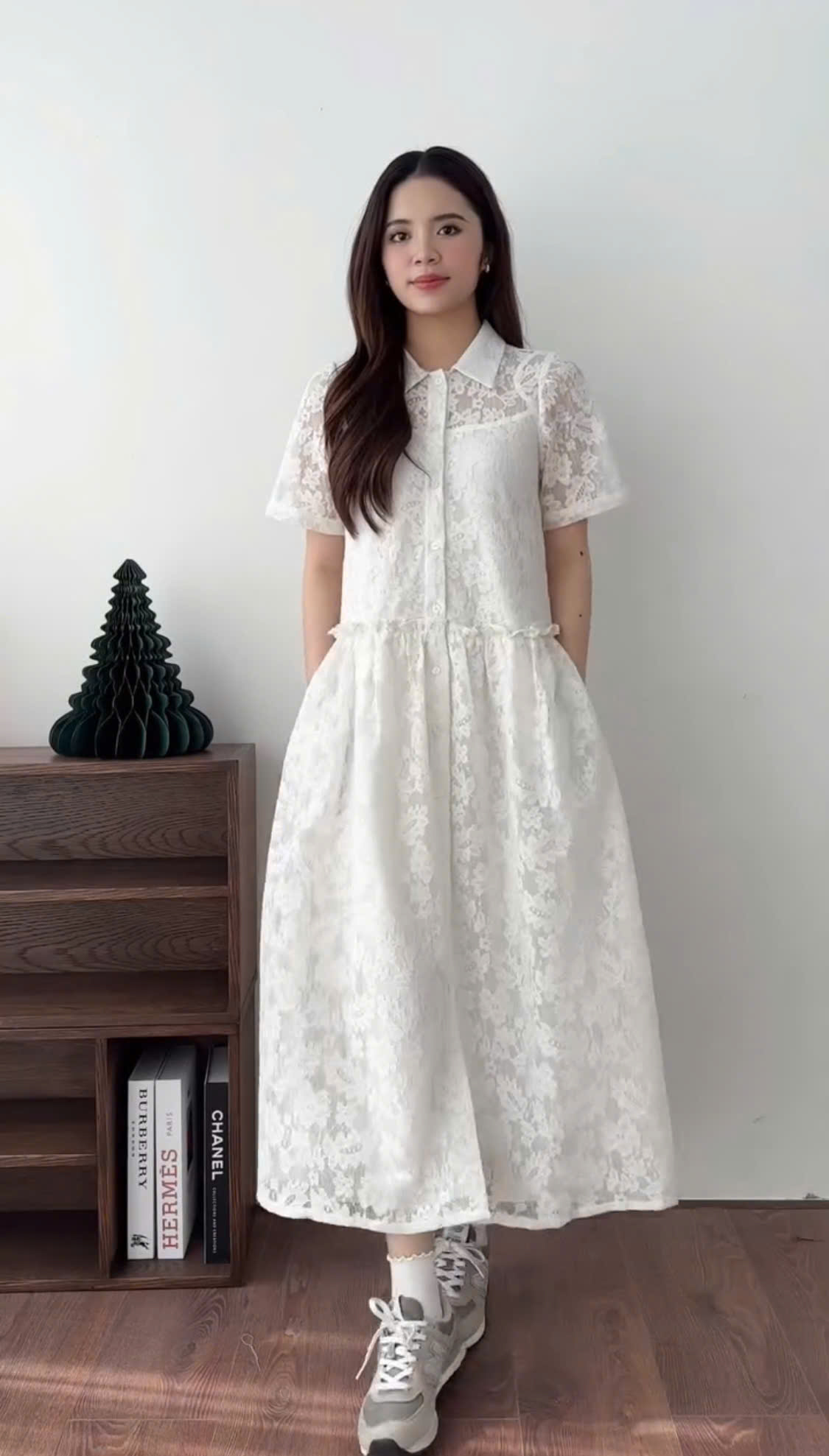 Beleza elegante do escritório à rua com roupas de renda - Foto 7. Vẻ đẹp thanh lịch từ công sở đến dạo phố với trang phục ren- Ảnh 7.