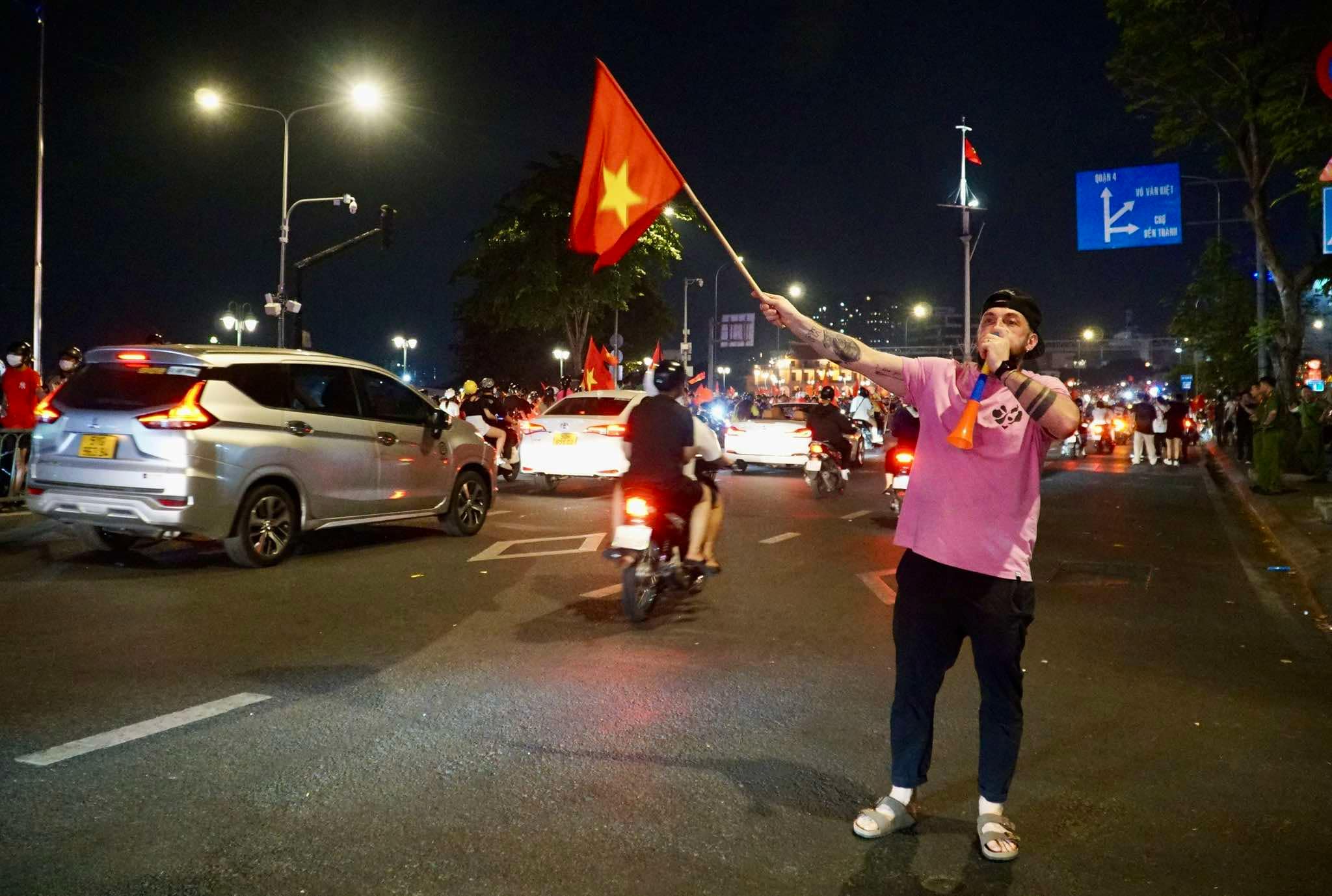 Trung tâm TP.HCM trong 'biển người' mừng Việt Nam vô địch AFF Cup khi thắng Thái Lan mãn nhãn- Ảnh 4.