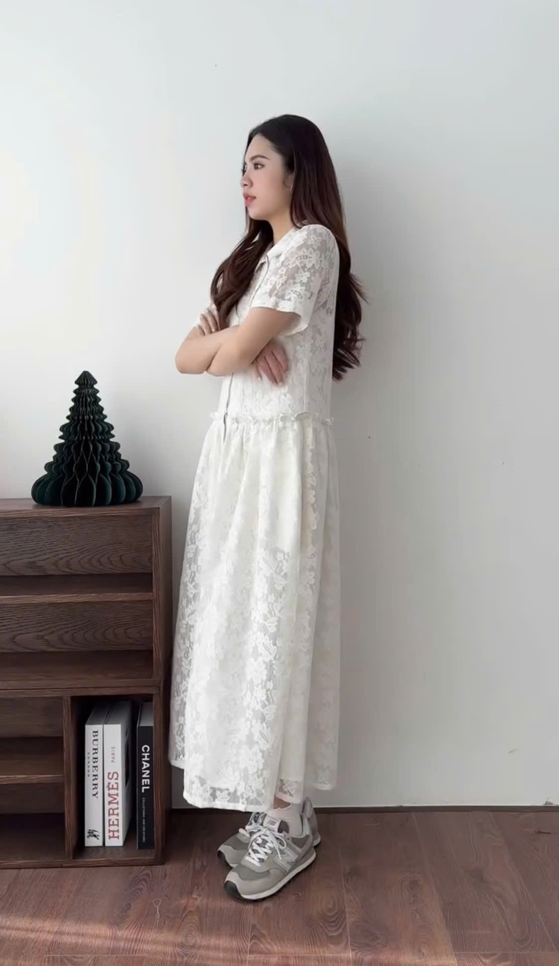 Beleza elegante do escritório à rua com roupas de renda - Foto 8. Vẻ đẹp thanh lịch từ công sở đến dạo phố với trang phục ren- Ảnh 8.