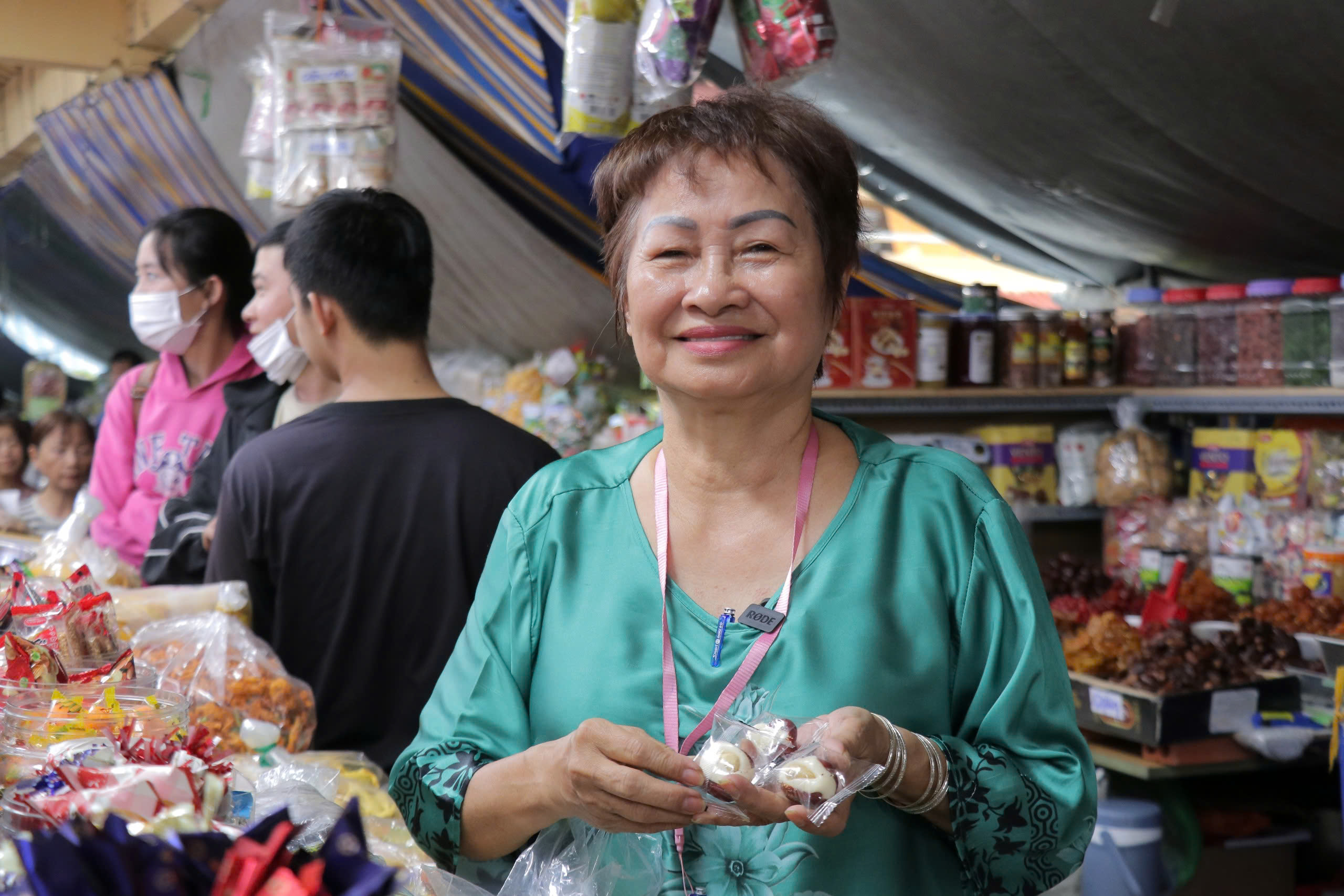 Tiểu thương giữ giá kẹo mứt bình ổn với kỳ vọng: ‘tết nay đắt khách’- Ảnh 1.