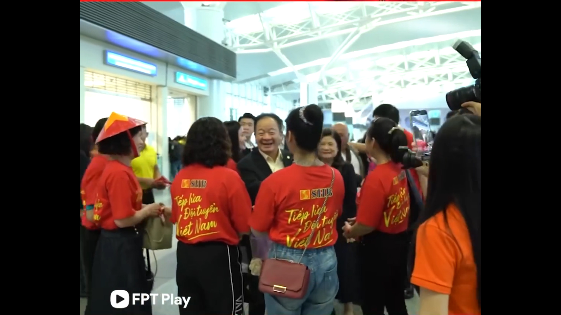 The fans met and thanked Mr. Hien before the flight to Thailand