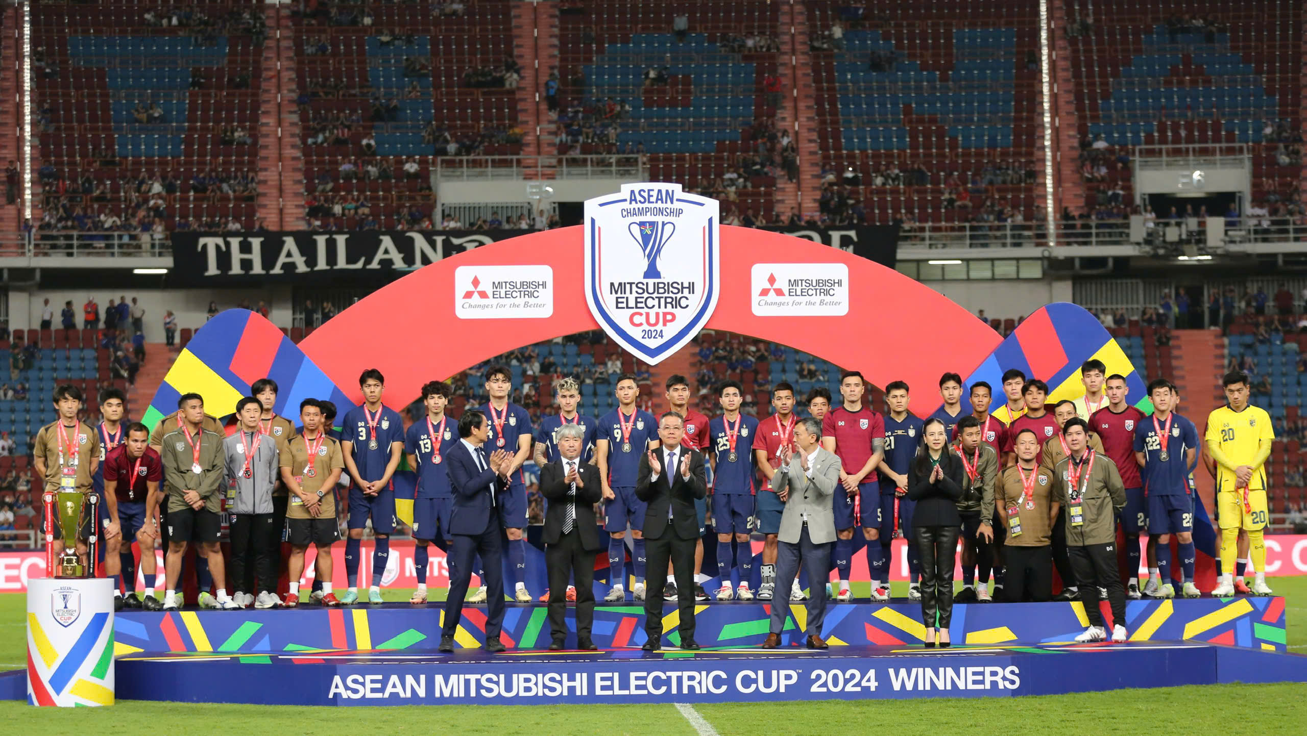 Khoảnh khắc đội tuyển Việt Nam nâng cao cúp vô địch AFF Cup 2024: Rưng rưng!- Ảnh 22.