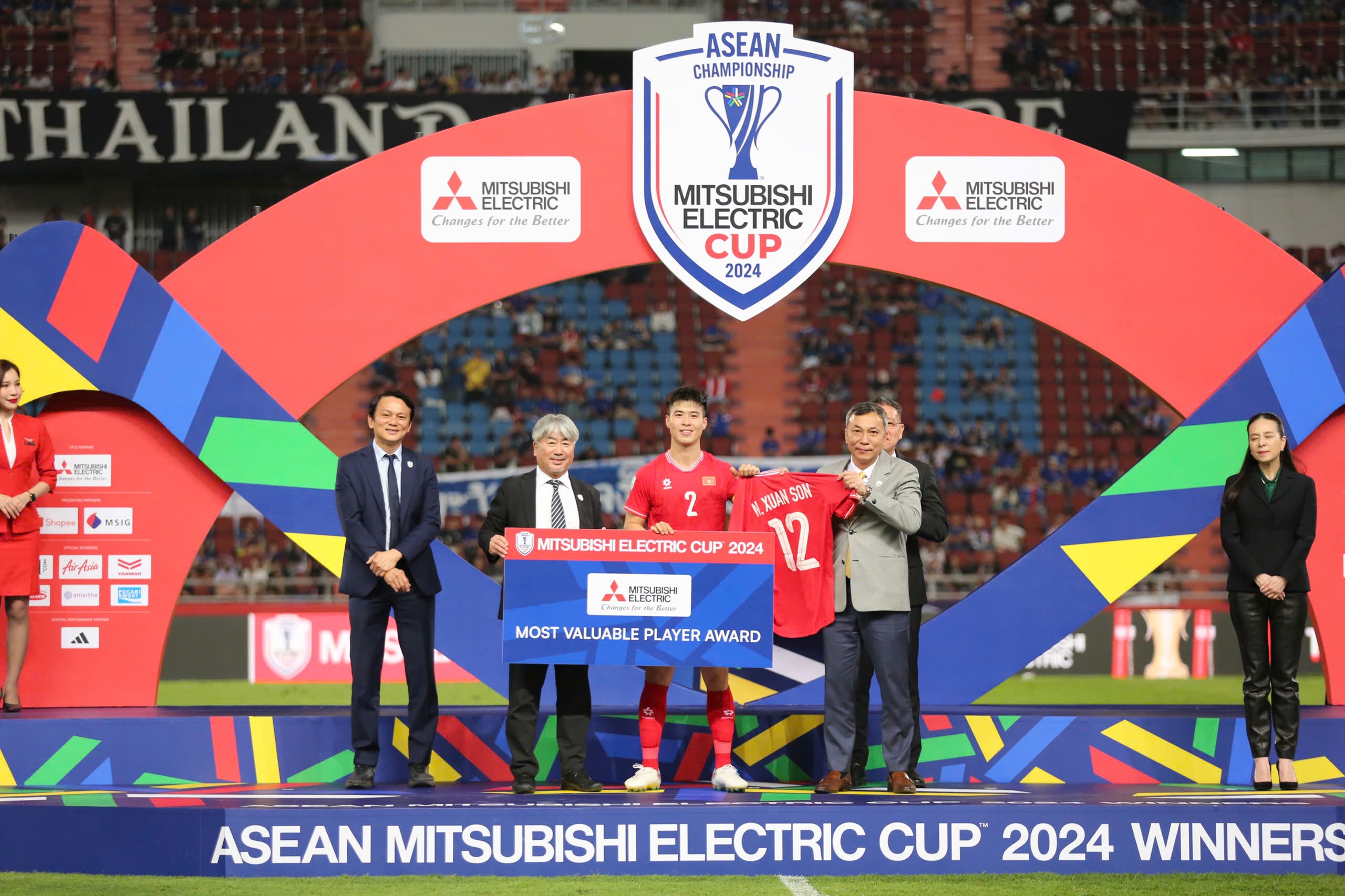 Khoảnh khắc đội tuyển Việt Nam nâng cao cúp vô địch AFF Cup 2024: Rưng rưng!- Ảnh 6.