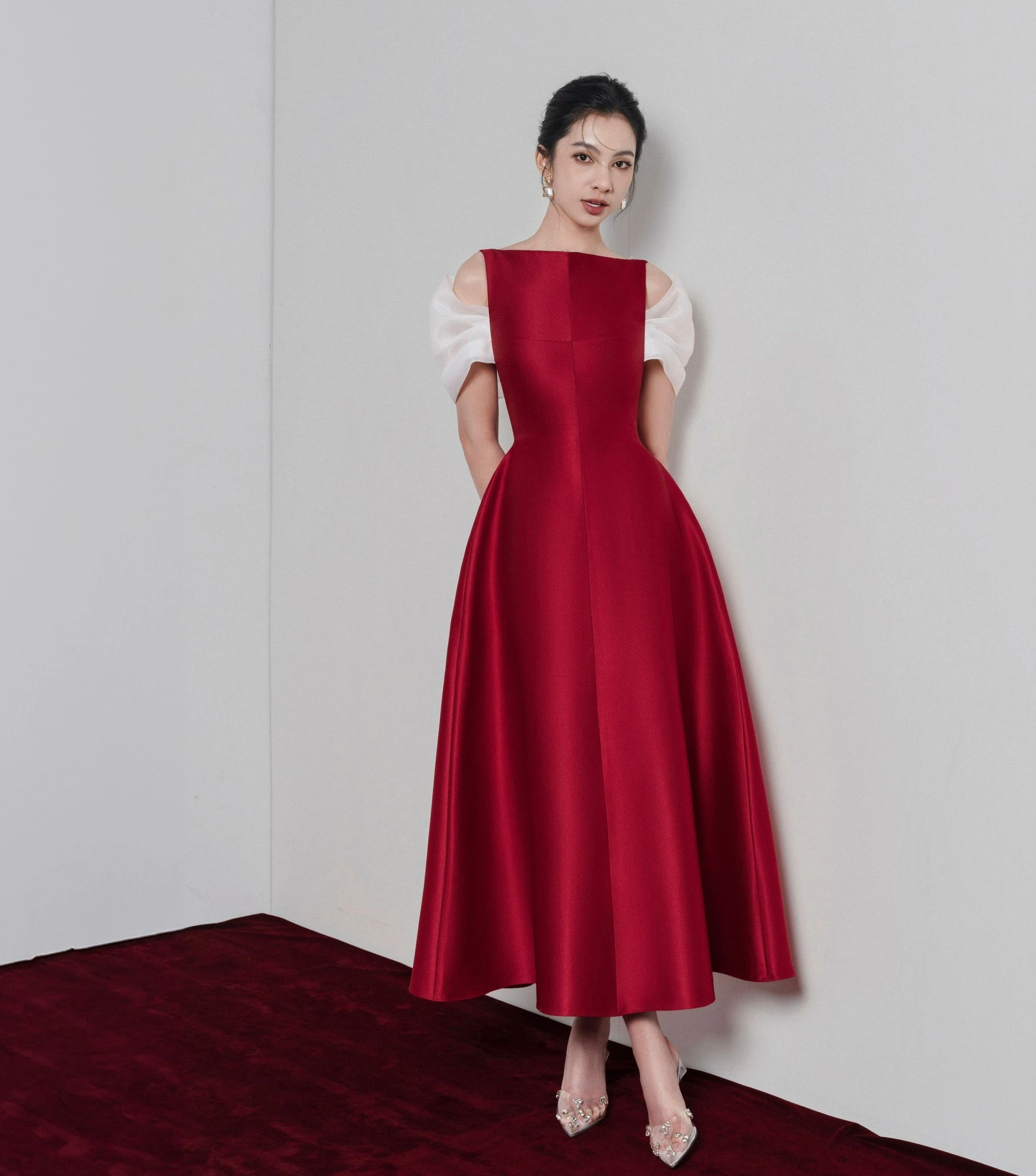 Pakaian merah, trend cerah untuk permulaan tahun baru - Foto 9. Trang phục màu đỏ, xu hướng rực rỡ cho khởi đầu năm mới- Ảnh 9.