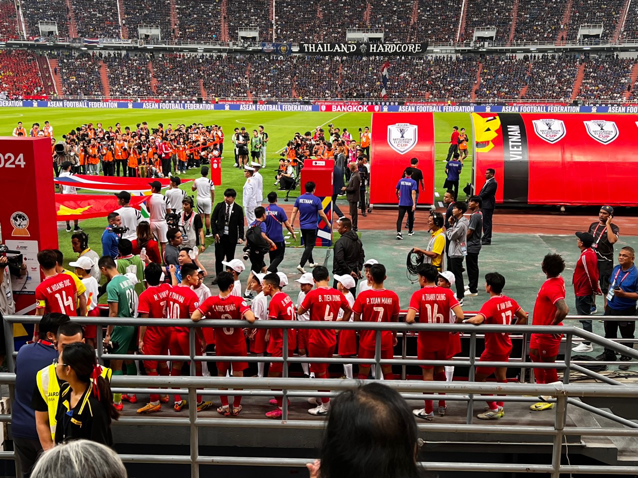 Coach Kiatisak brings the championship trophy to Rajamangala stadium before the final round of the AFF Cup 2024 - Photo 4.