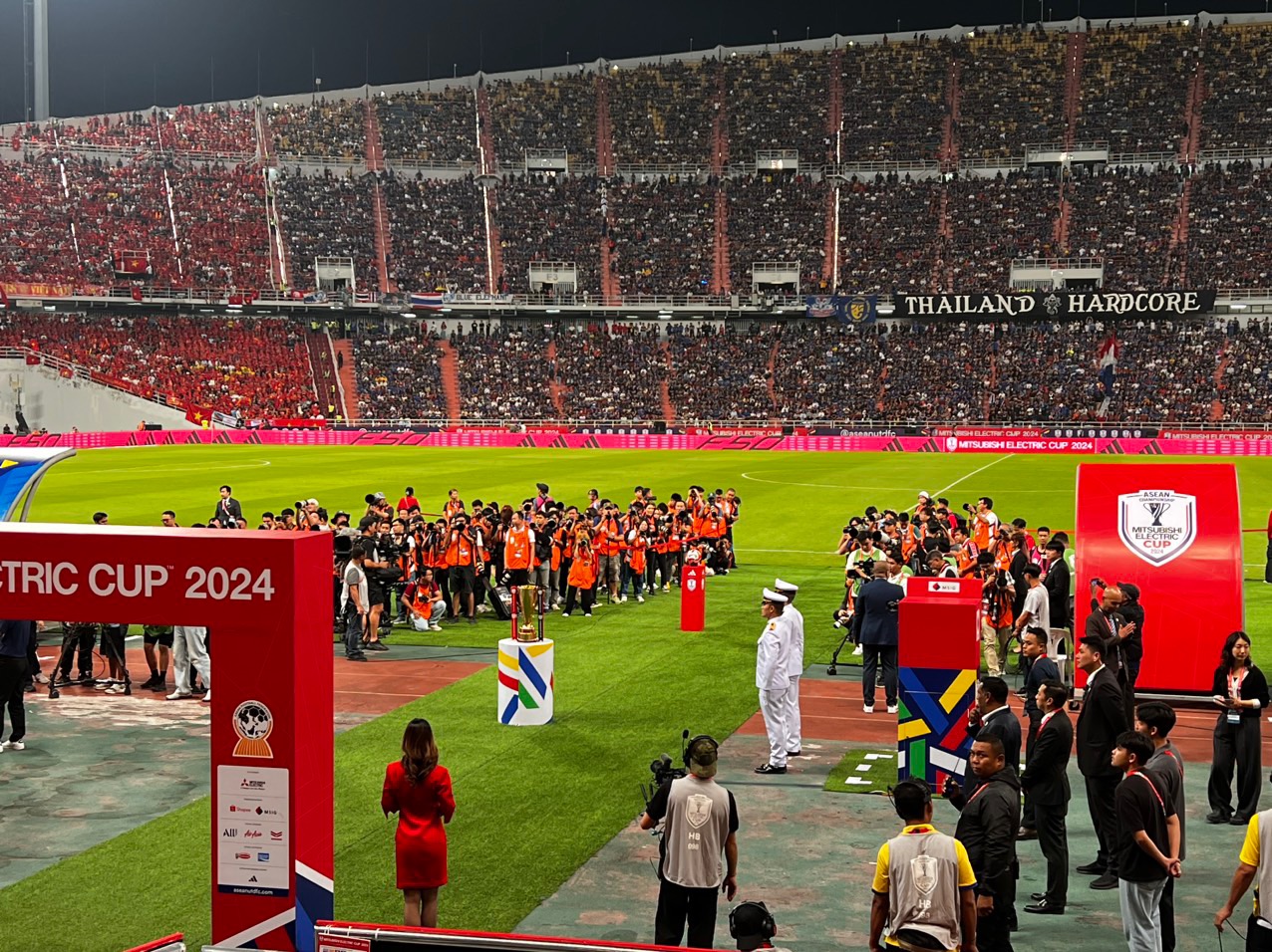 Coach Kiatisak brings the championship trophy to Rajamangala stadium before the final round of the AFF Cup 2024 - Photo 3.