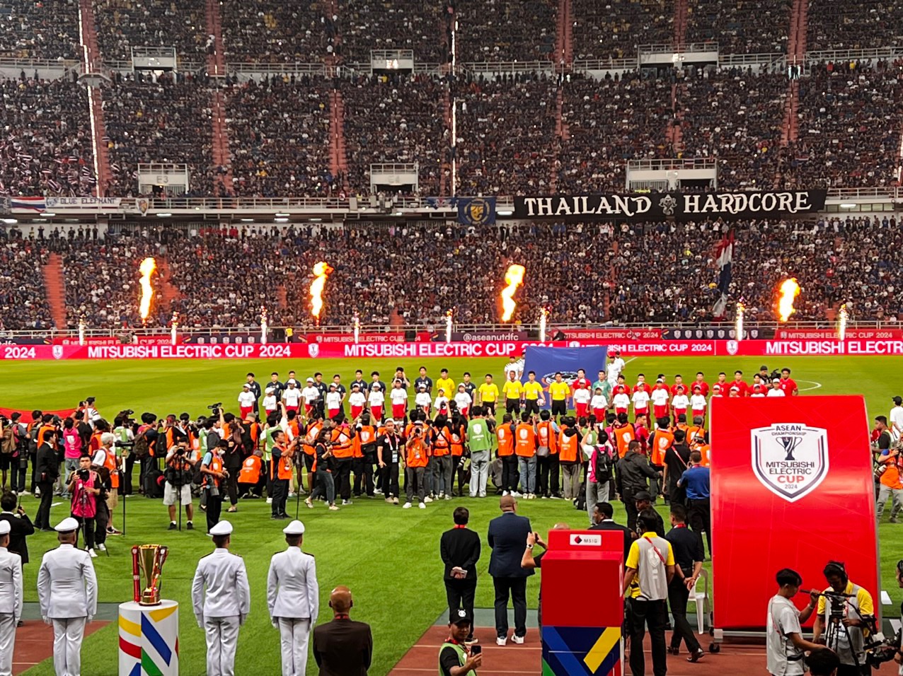 Coach Kiatisak brings the championship trophy to Rajamangala stadium before the final round of AFF Cup 2024 - Photo 2.