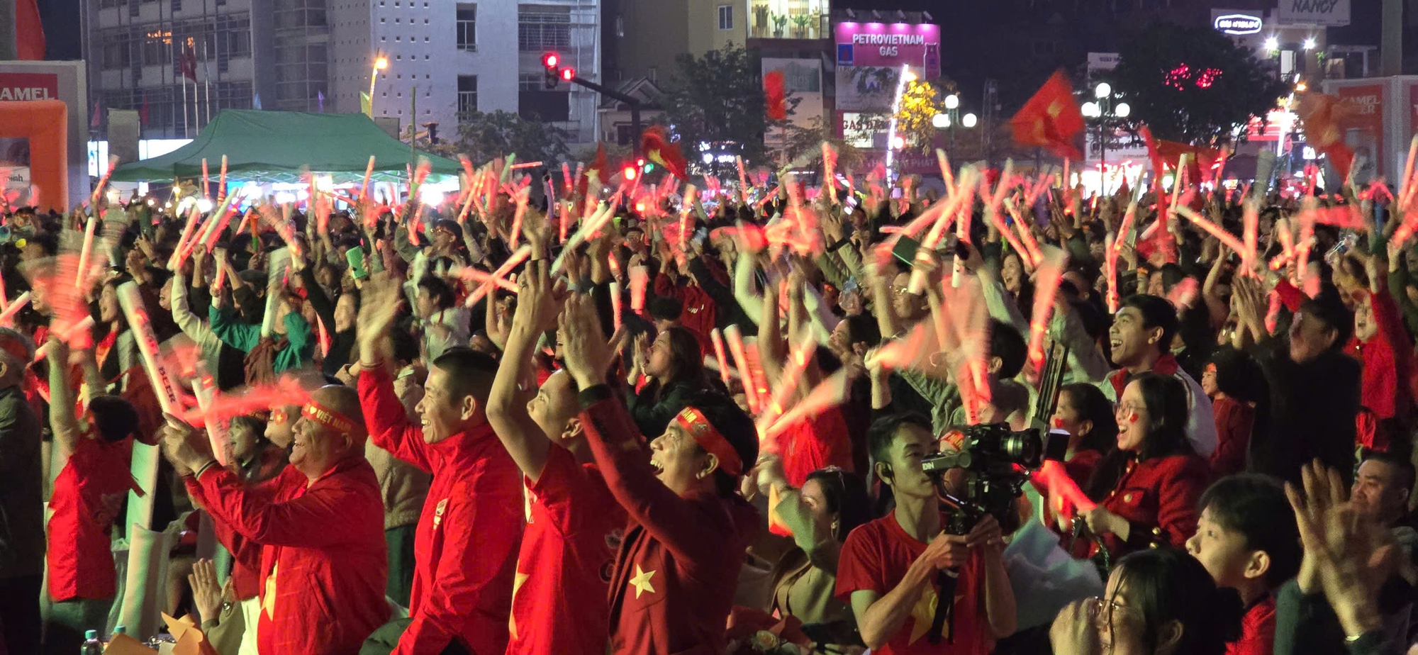 Arrange things at home, go out to cheer for the Vietnamese team in front of a 400-inch screen - Photo 4.