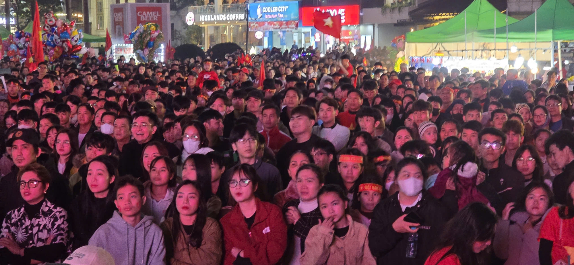 Organize things at home, go out to cheer for the Vietnamese team in front of a 400-inch screen - Photo 3.