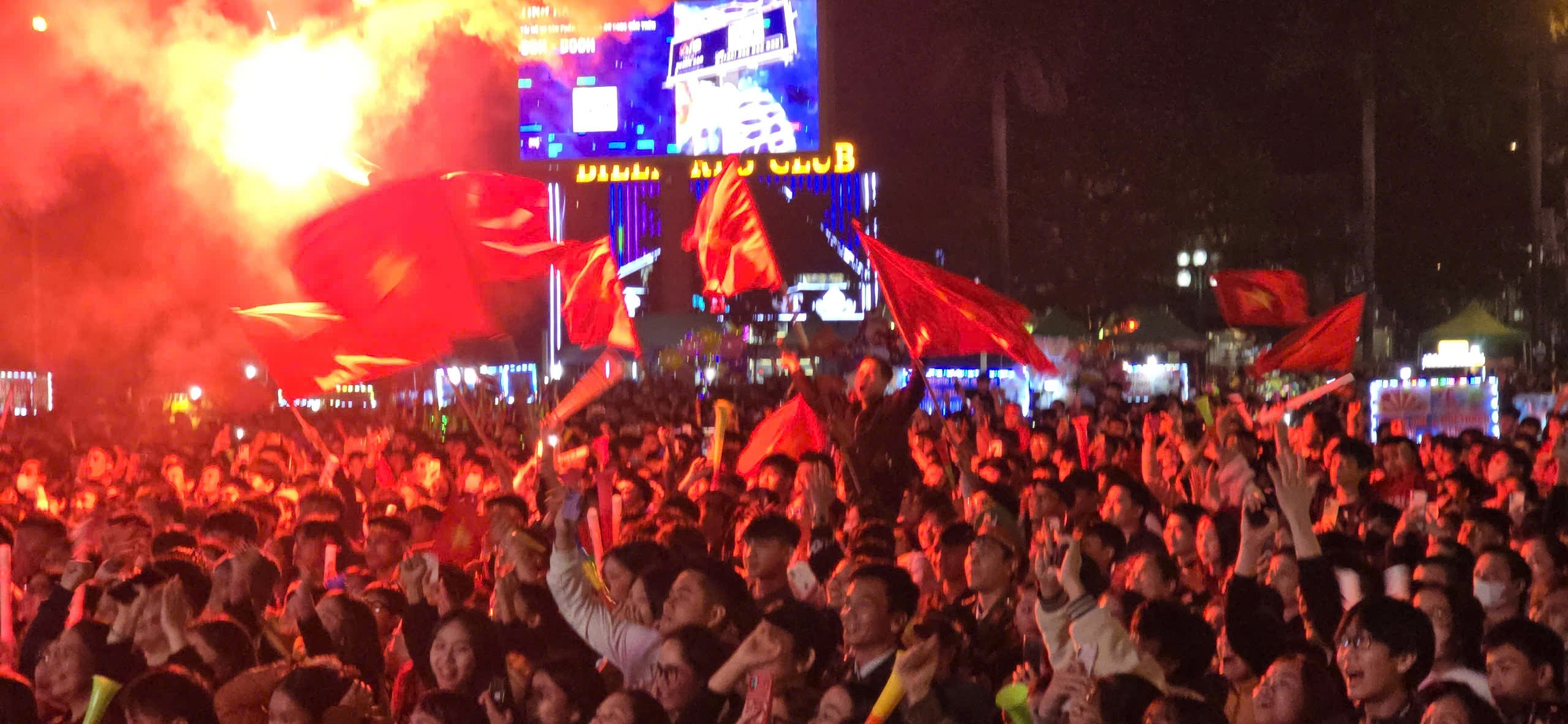 Organize things at home, go out to cheer for the Vietnamese team in front of a 400-inch screen - Photo 2.