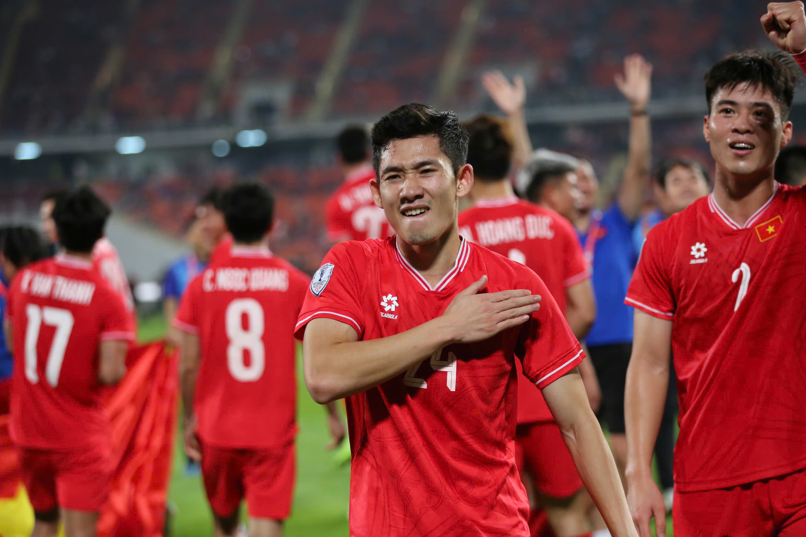 Khoảnh khắc đội tuyển Việt Nam nâng cao cúp vô địch AFF Cup 2024: Rưng rưng!- Ảnh 23.