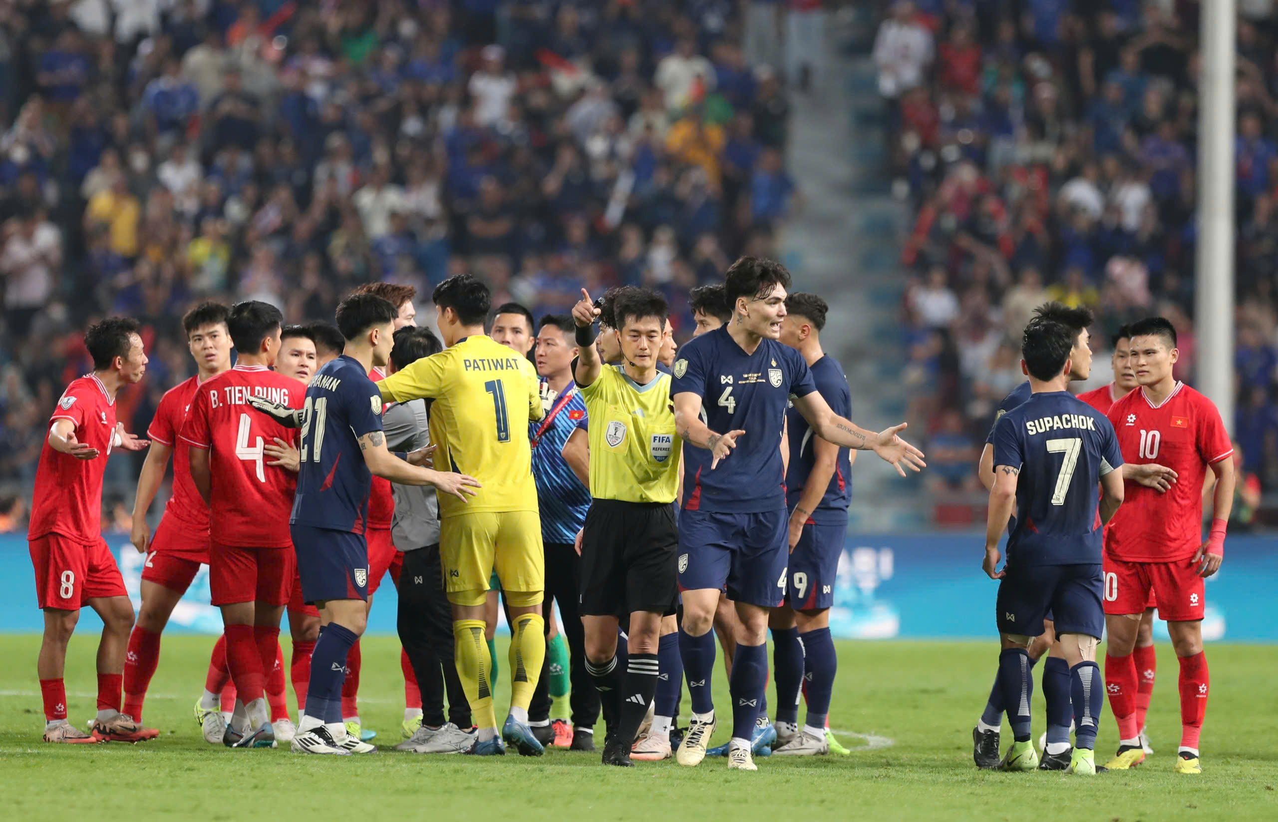 Hy hữu: CĐV Việt Nam 'ép' Supachok nhận bàn thắng đẹp AFF Cup 2024- Ảnh 2.