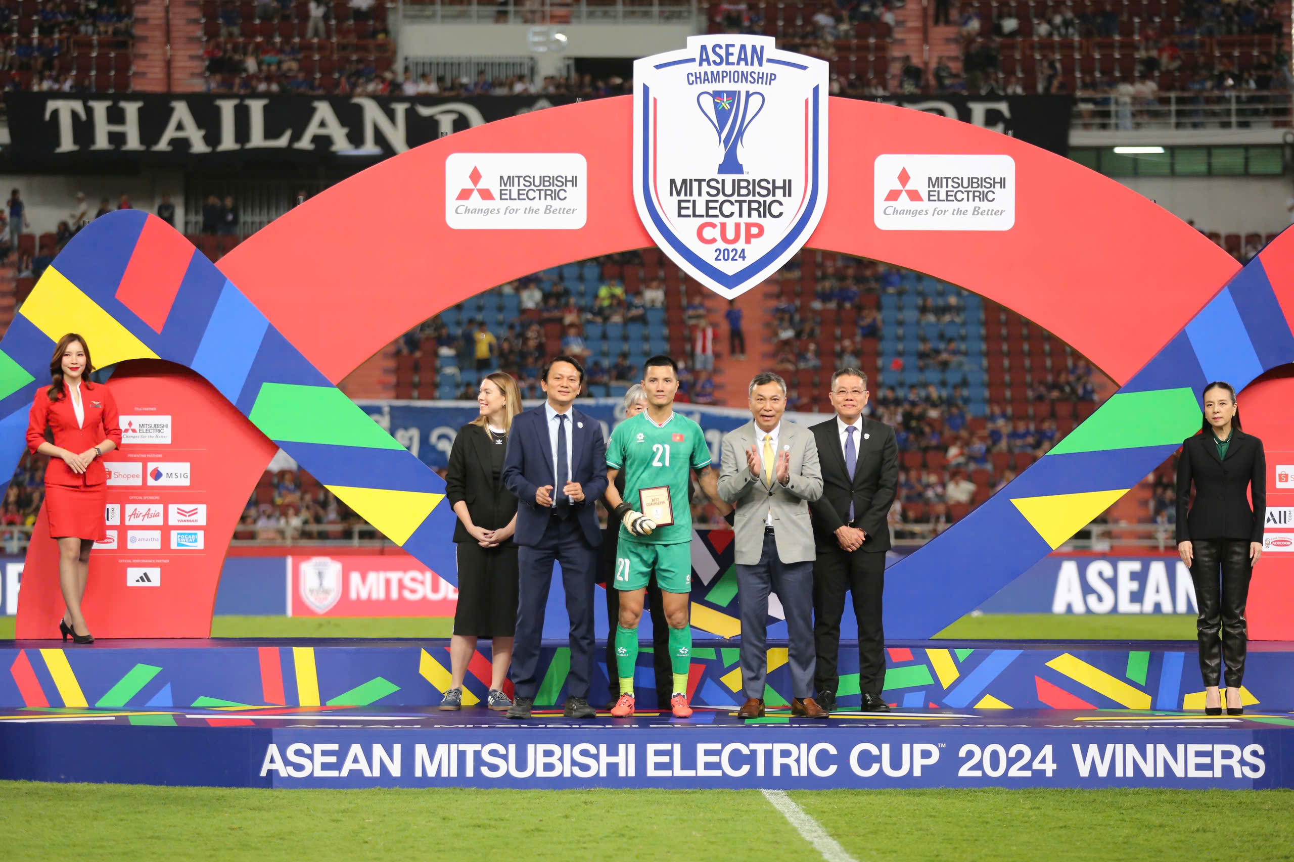 Khoảnh khắc đội tuyển Việt Nam nâng cao cúp vô địch AFF Cup 2024: Rưng rưng!- Ảnh 8.