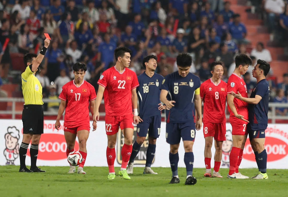 The Vietnamese team teaches the Thai team a lesson in sportsmanship at Rajamangala - Photo 2.