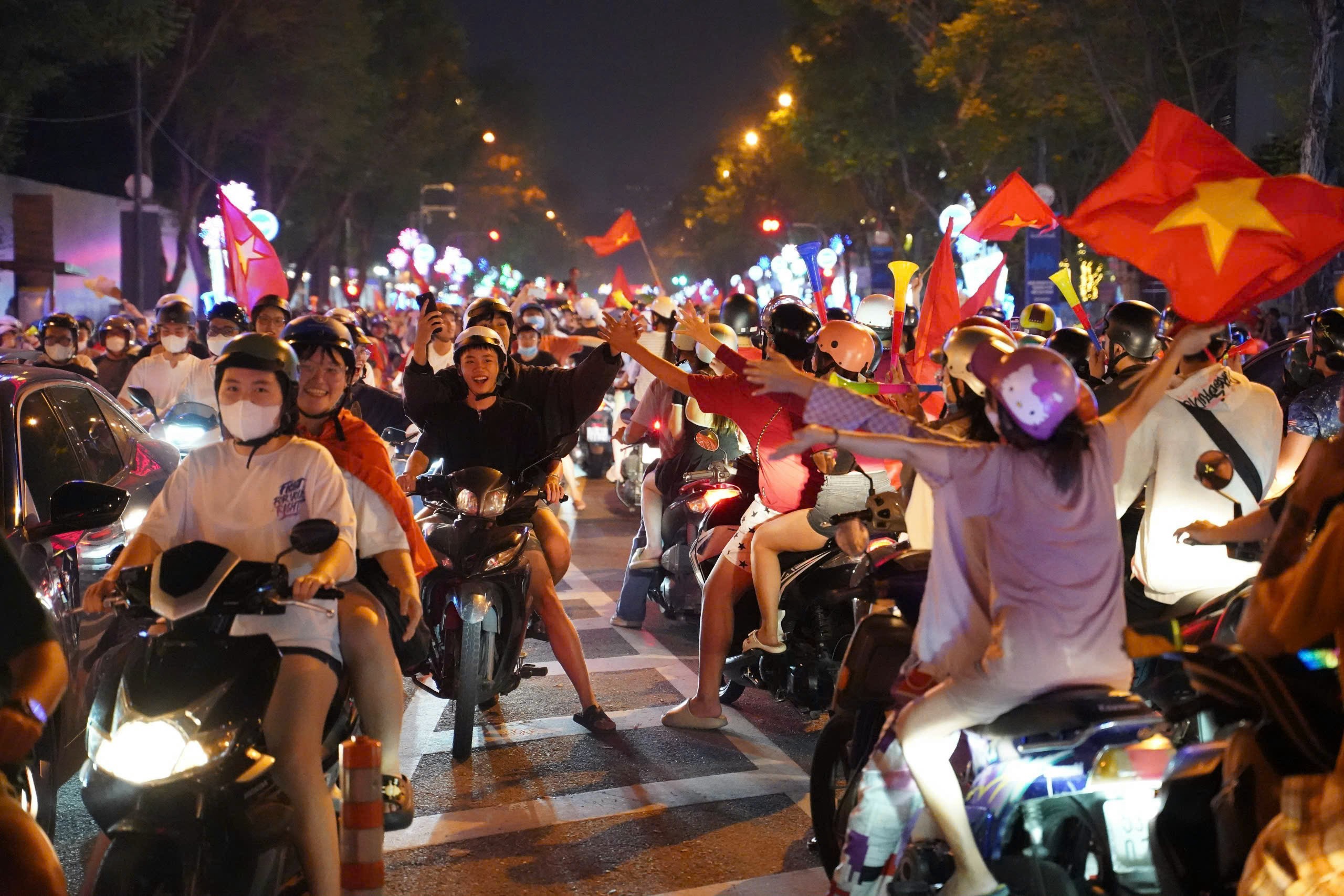 Trung tâm TP.HCM trong 'biển người' mừng Việt Nam vô địch AFF Cup khi thắng Thái Lan mãn nhãn- Ảnh 15.