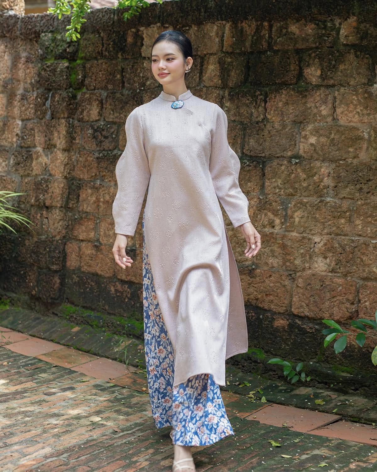 5 krásných a nejoblíbenějších návrhů Ao Dai pro lunární Nový rok - Foto 7. 5 mẫu áo dài đẹp xuất sắc, được ưa thích nhất mùa Tết Ất Tỵ- Ảnh 7.