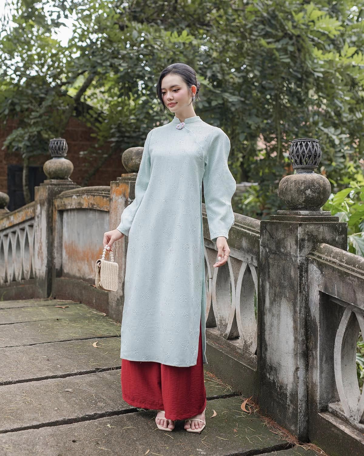 5 krásných a nejoblíbenějších návrhů Ao Dai pro lunární Nový rok - Foto 6. 5 mẫu áo dài đẹp xuất sắc, được ưa thích nhất mùa Tết Ất Tỵ- Ảnh 6.