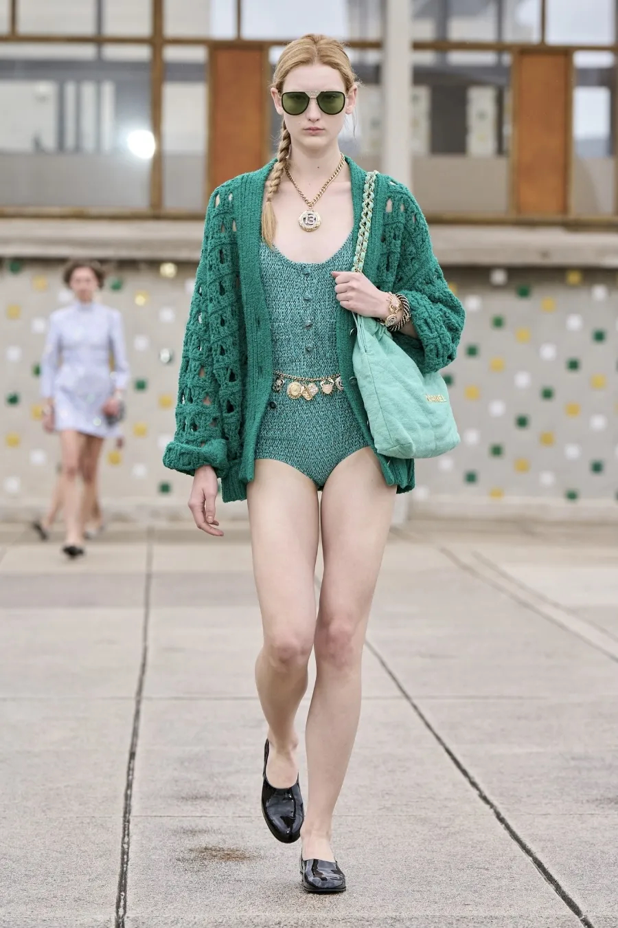 Azul-petróleo é a cor favorita das fashionistas em 2025 - Foto 1. Xanh mòng két là màu sắc yêu thích của dân chơi thời trang 2025- Ảnh 1.