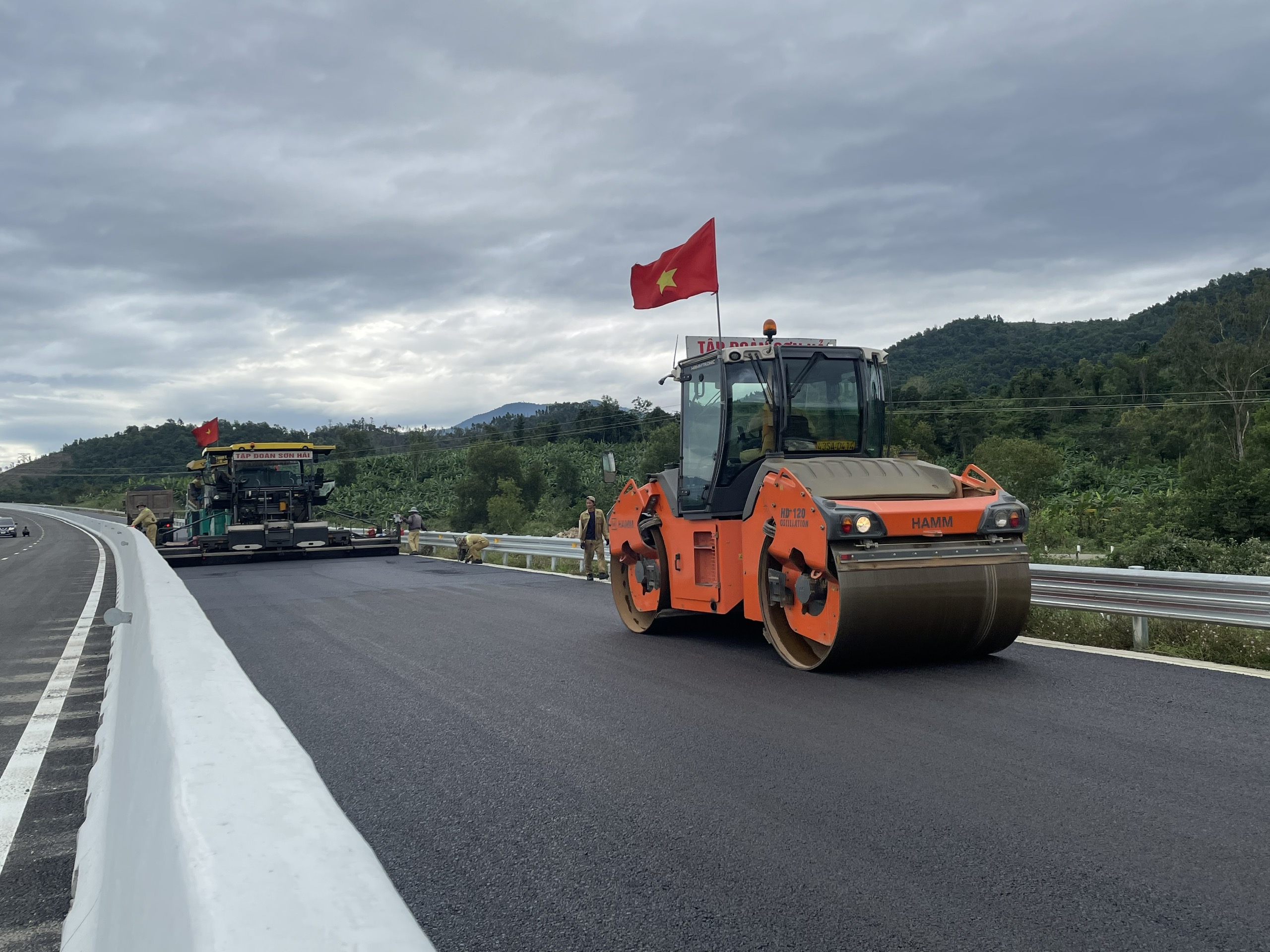 Cận cảnh cao tốc Vân Phong - Nha Trang trước ngày thông tuyến- Ảnh 11.