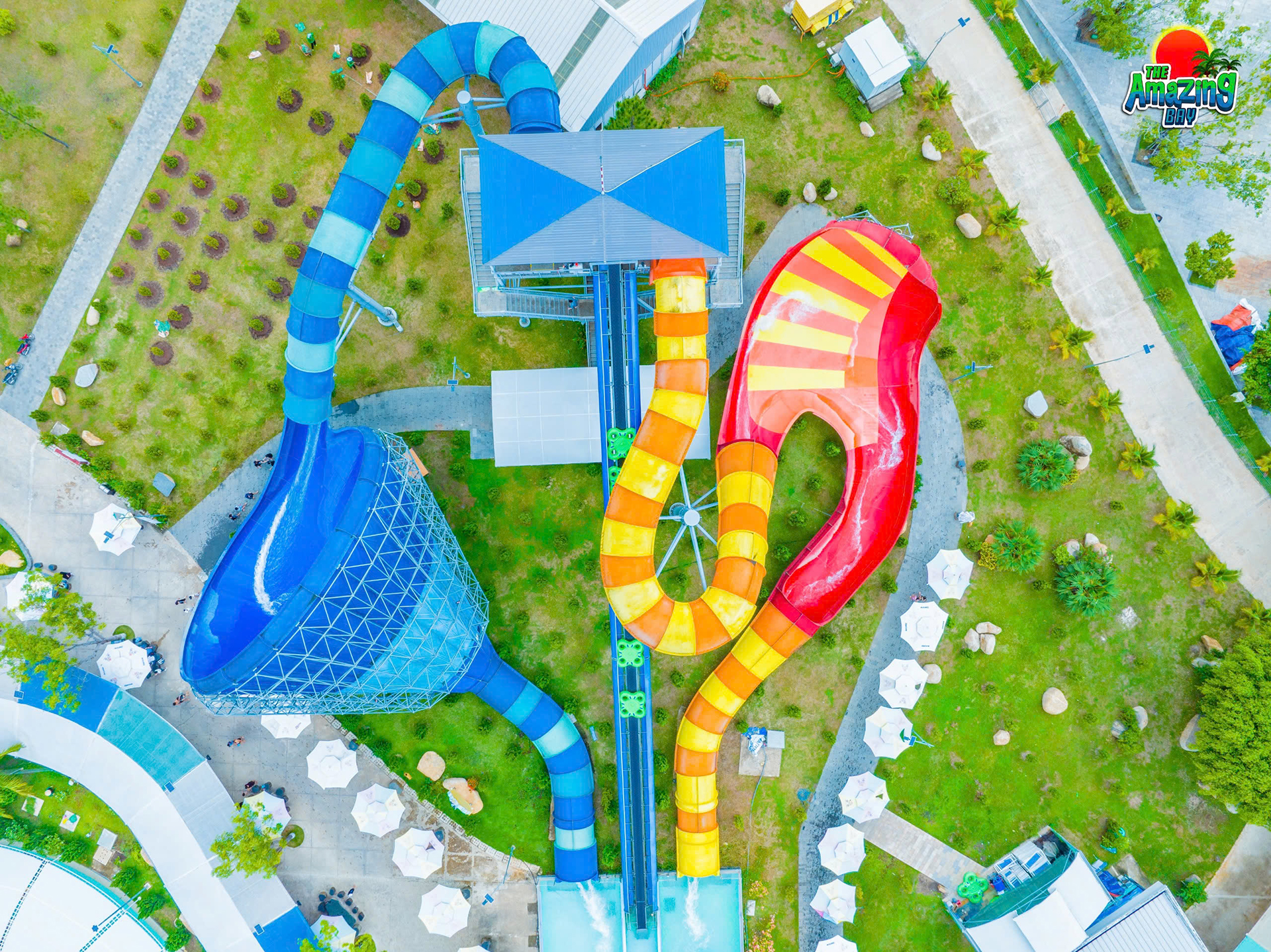 Bộ đôi đường trượt được yêu thích tại The Amazing Bay Bộ đôi đường trượt được yêu thích tại The Amazing Bay