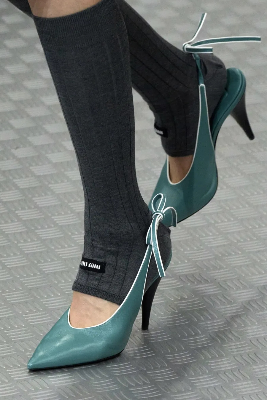Azul-petróleo é a cor favorita das fashionistas em 2025 - Foto 3. Xanh mòng két là màu sắc yêu thích của dân chơi thời trang 2025- Ảnh 3.