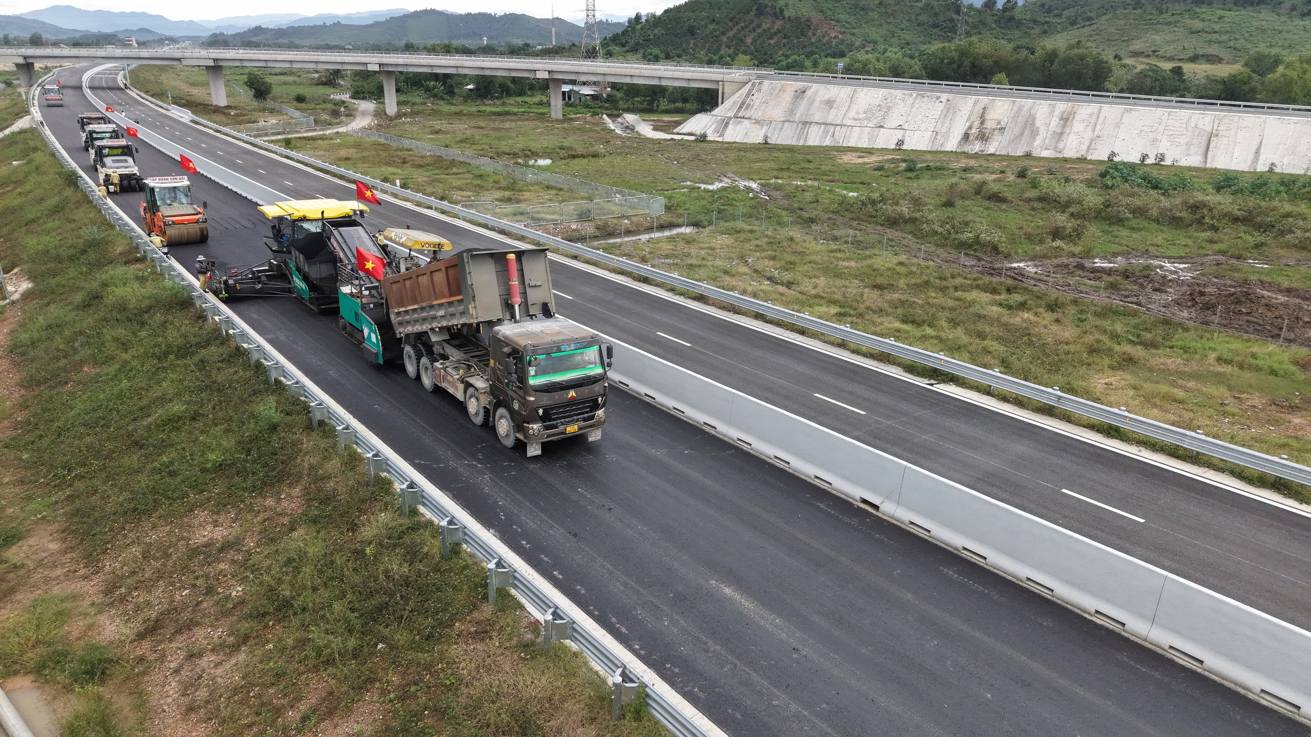 Cận cảnh cao tốc Vân Phong - Nha Trang trước ngày thông tuyến- Ảnh 6.