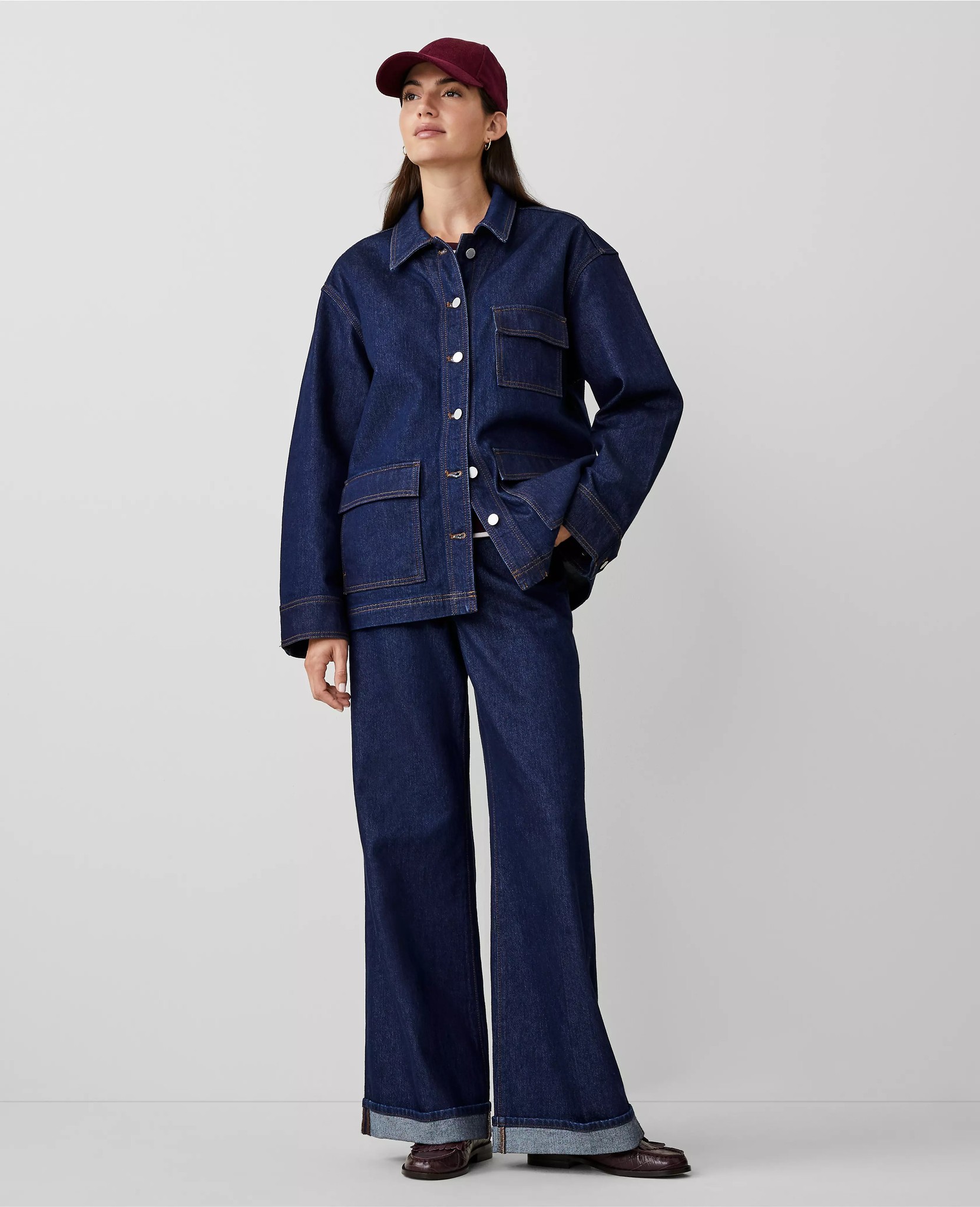 Подвернутые джинсы излучают тепло в зимние дни - Фото 4. Quần jeans xắn gấu 'tỏa nhiệt' vào những ngày đông- Ảnh 4.