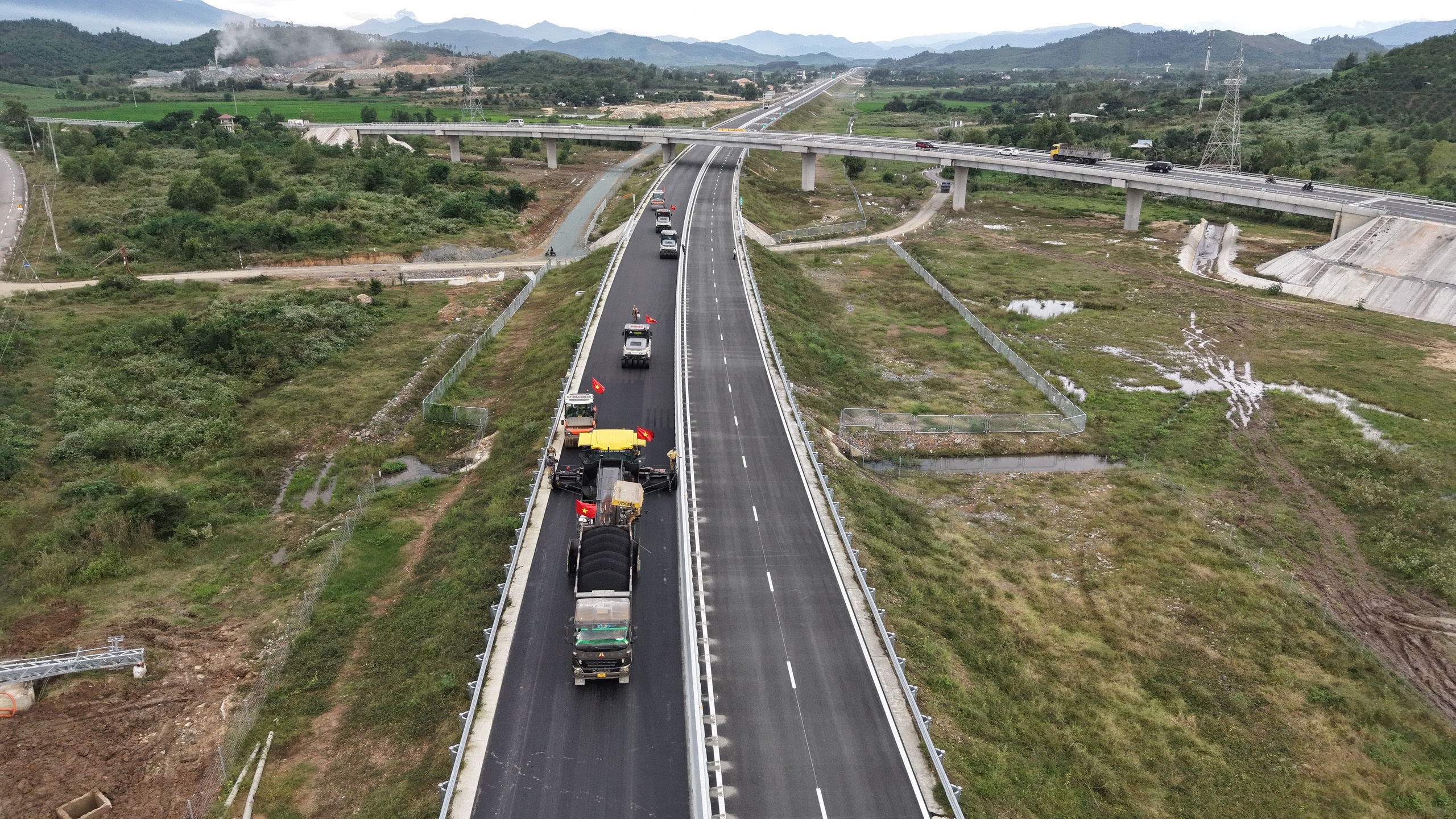 Cận cảnh cao tốc Vân Phong - Nha Trang trước ngày thông tuyến- Ảnh 5.