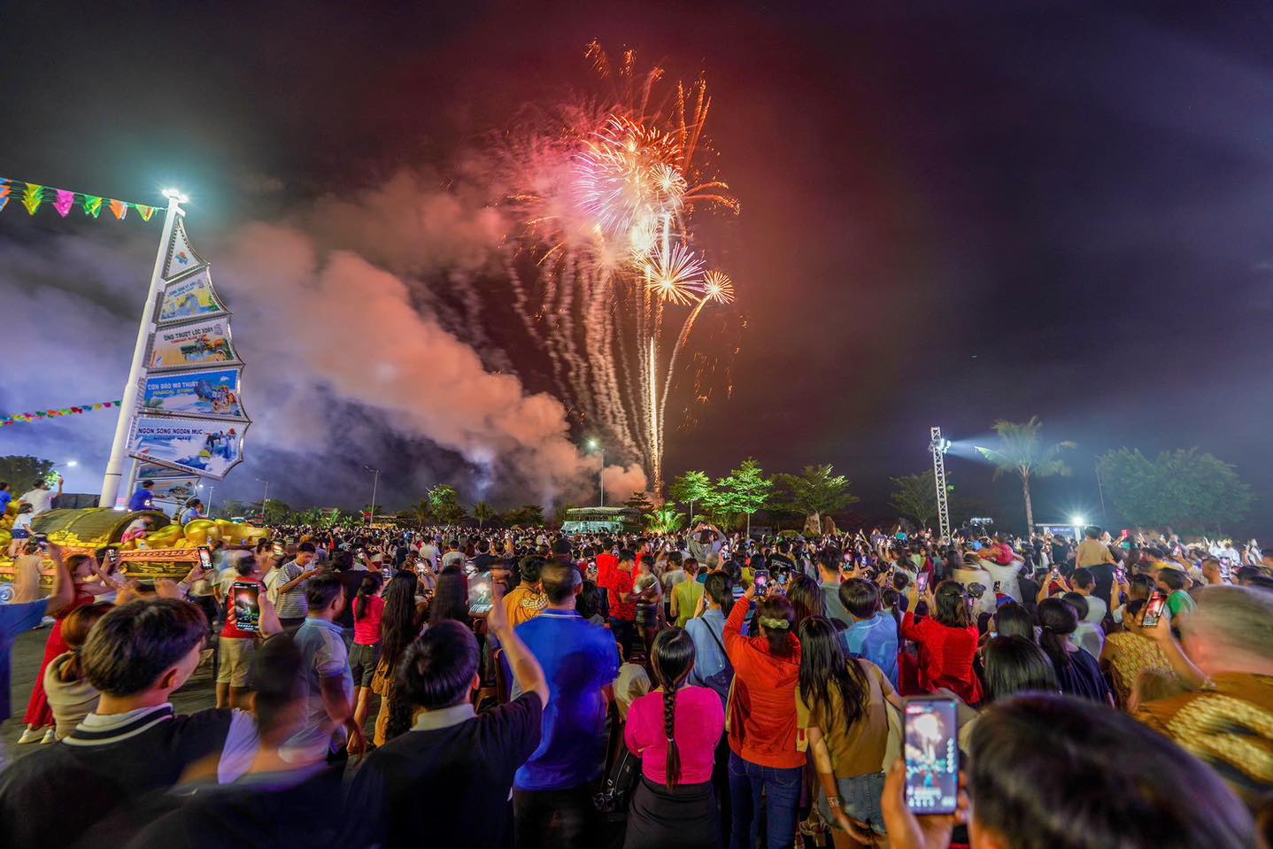 Lễ Hội Pháo Hoa Nghệ Thuật tại Sơn Tiên Lễ Hội Pháo Hoa Nghệ Thuật tại Sơn Tiên