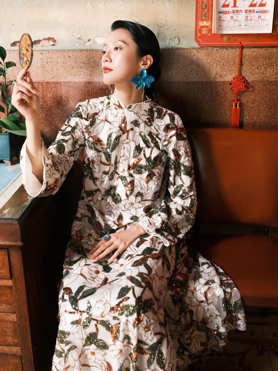 5 krásných a nejoblíbenějších návrhů Ao Dai pro lunární Nový rok - Foto 8. 5 mẫu áo dài đẹp xuất sắc, được ưa thích nhất mùa Tết Ất Tỵ- Ảnh 8.