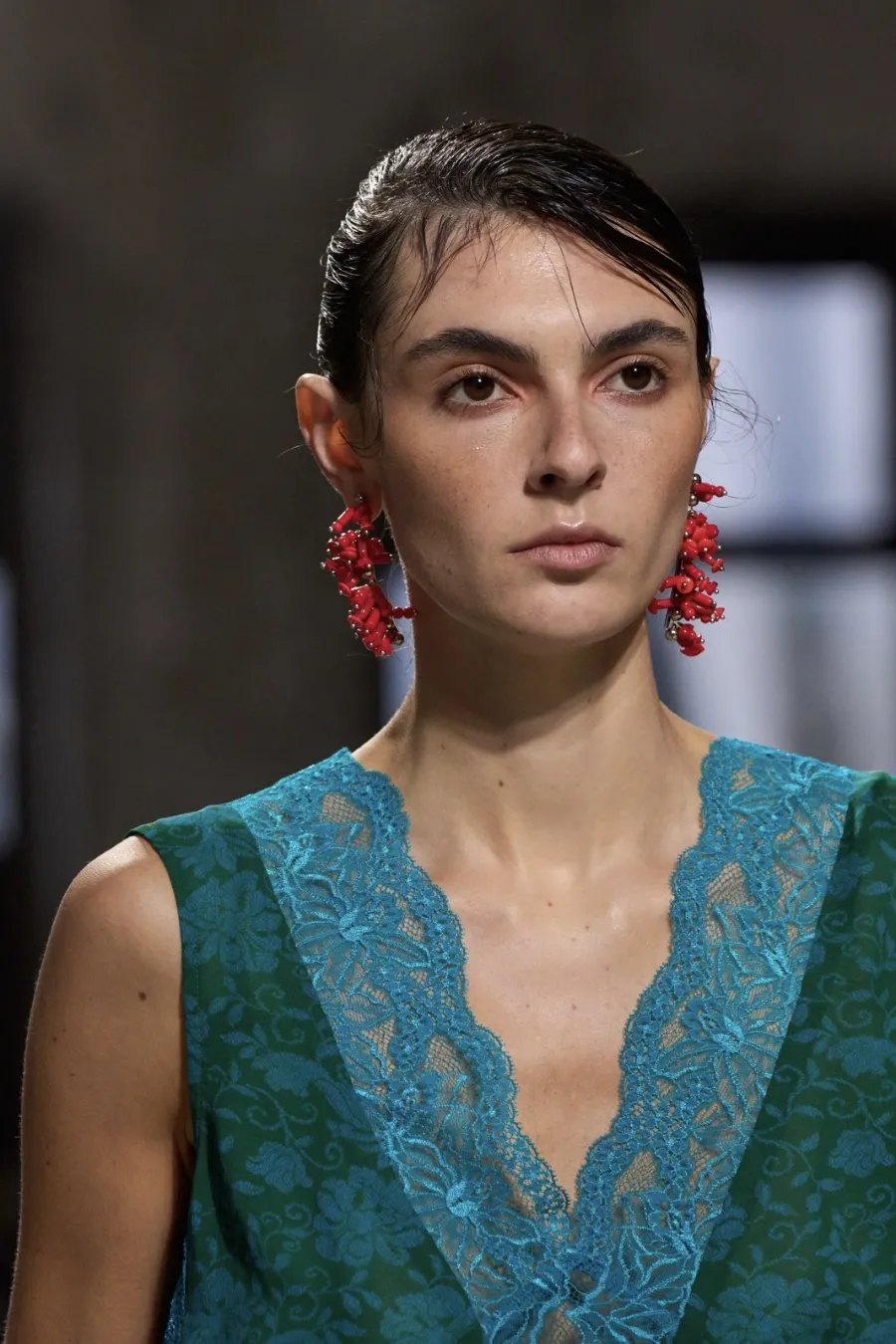 Azul-petróleo é a cor favorita das fashionistas em 2025 - Foto 6. Xanh mòng két là màu sắc yêu thích của dân chơi thời trang 2025- Ảnh 6.