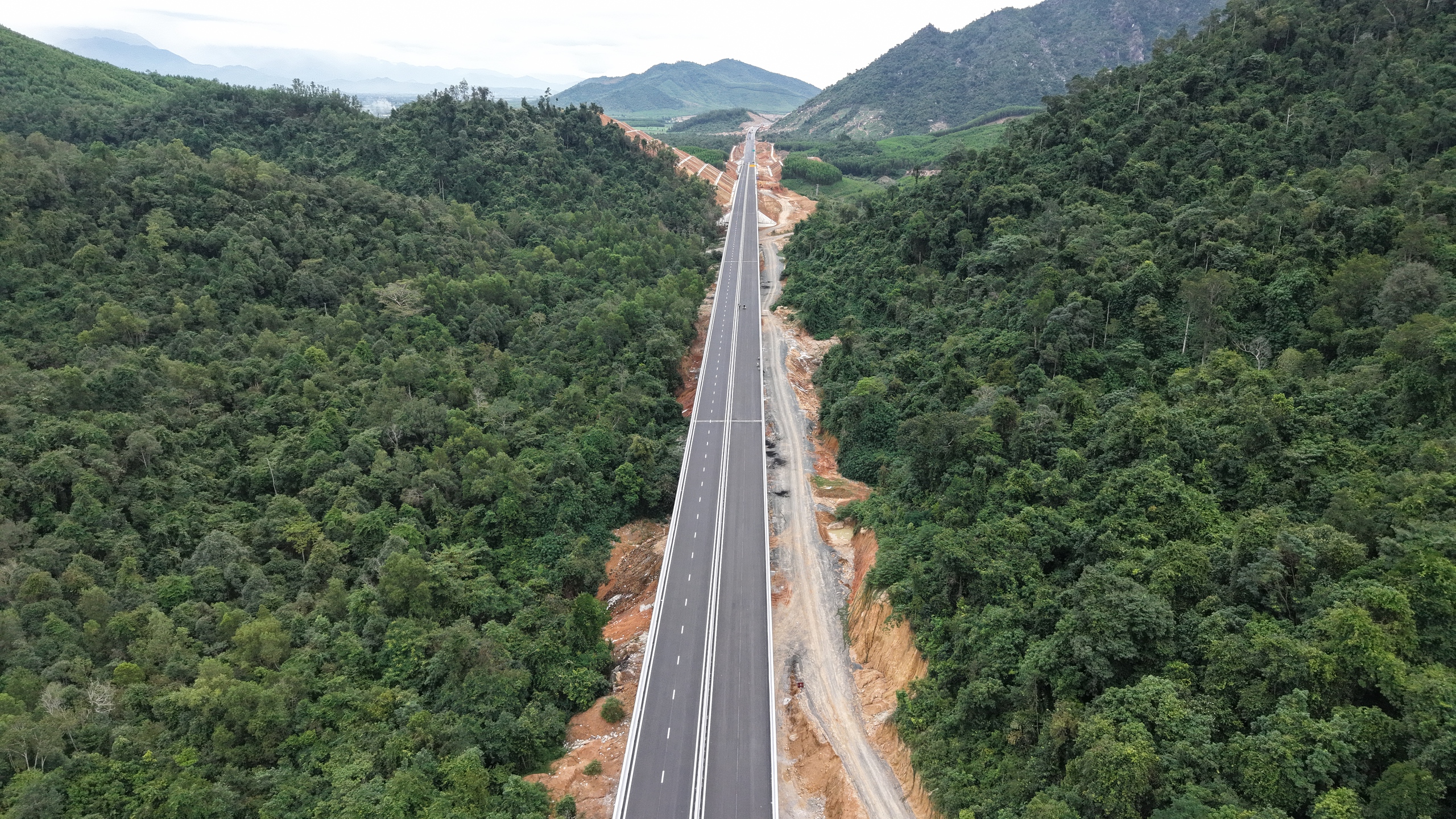 Cận cảnh cao tốc Vân Phong - Nha Trang trước ngày thông tuyến- Ảnh 1.