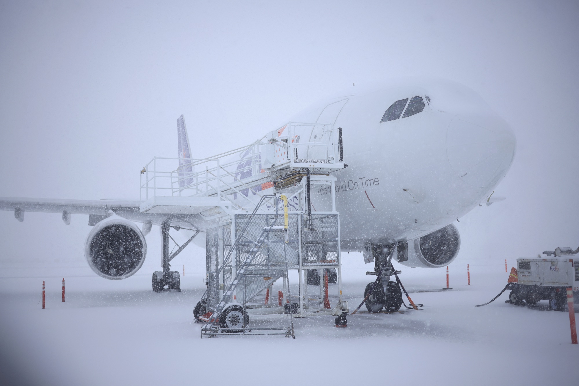 America was flooded with snowstorms, 1,500 flights were canceled - Photo 4.