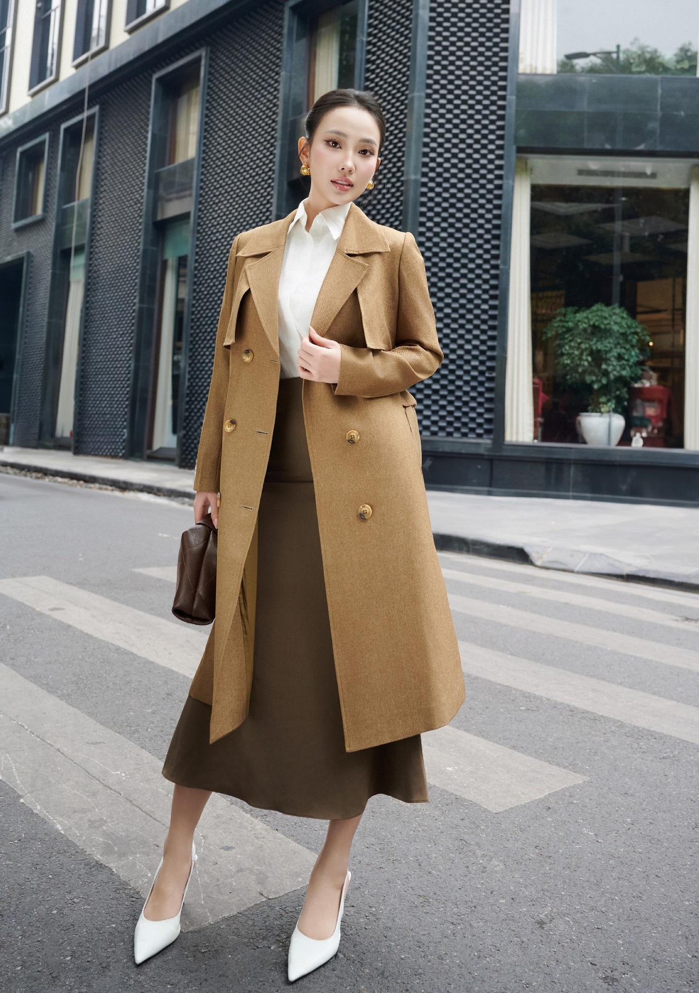 Stylové a pohodlné, dlouhé kabáty splňují všechny potřeby - Foto 3. Thời thượng và tiện ích, áo khoác dáng dài đáp ứng mọi nhu cầu- Ảnh 3.