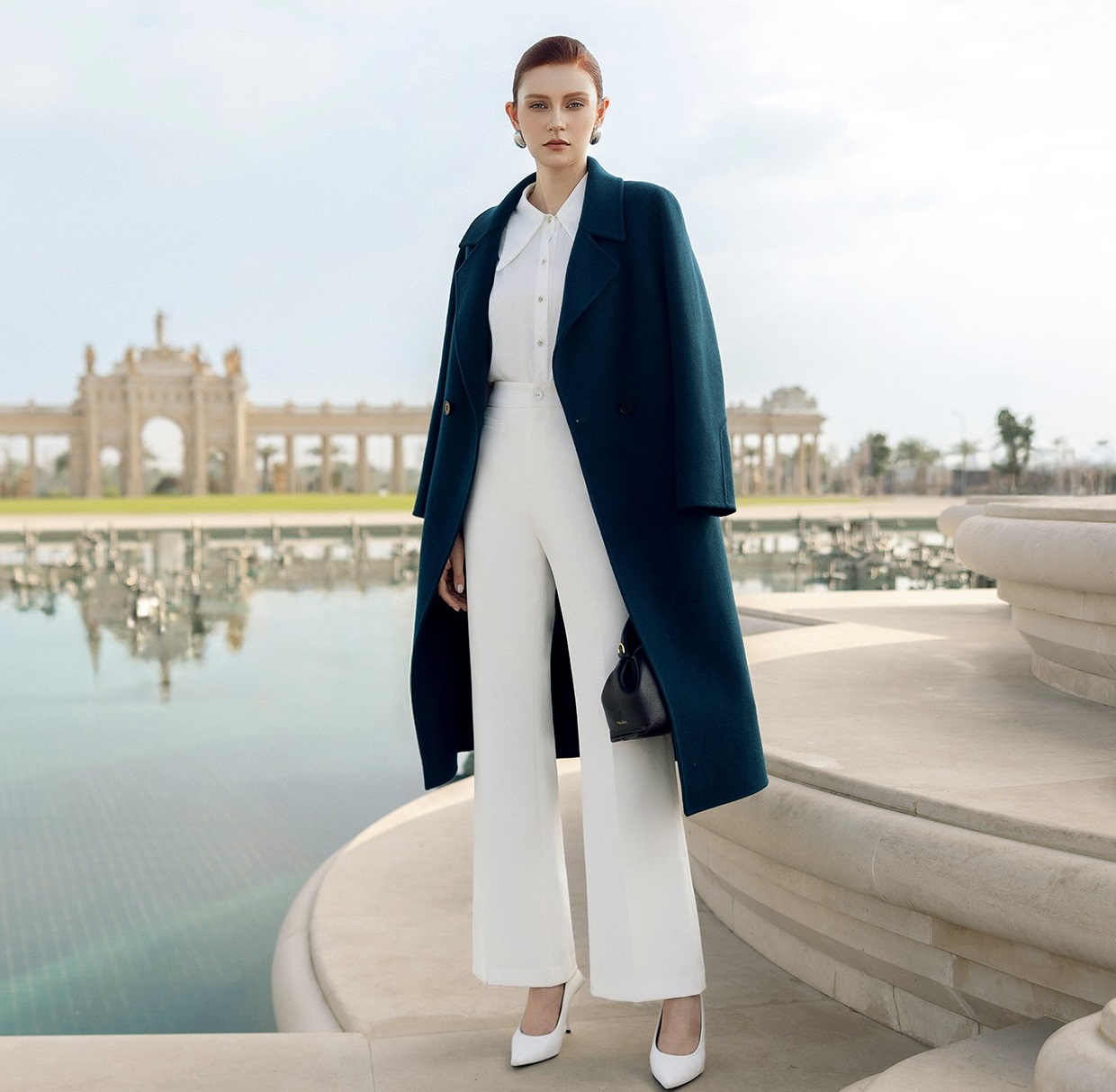 Stylové a pohodlné, dlouhé kabáty splňují všechny potřeby - Foto 8. Thời thượng và tiện ích, áo khoác dáng dài đáp ứng mọi nhu cầu- Ảnh 8.