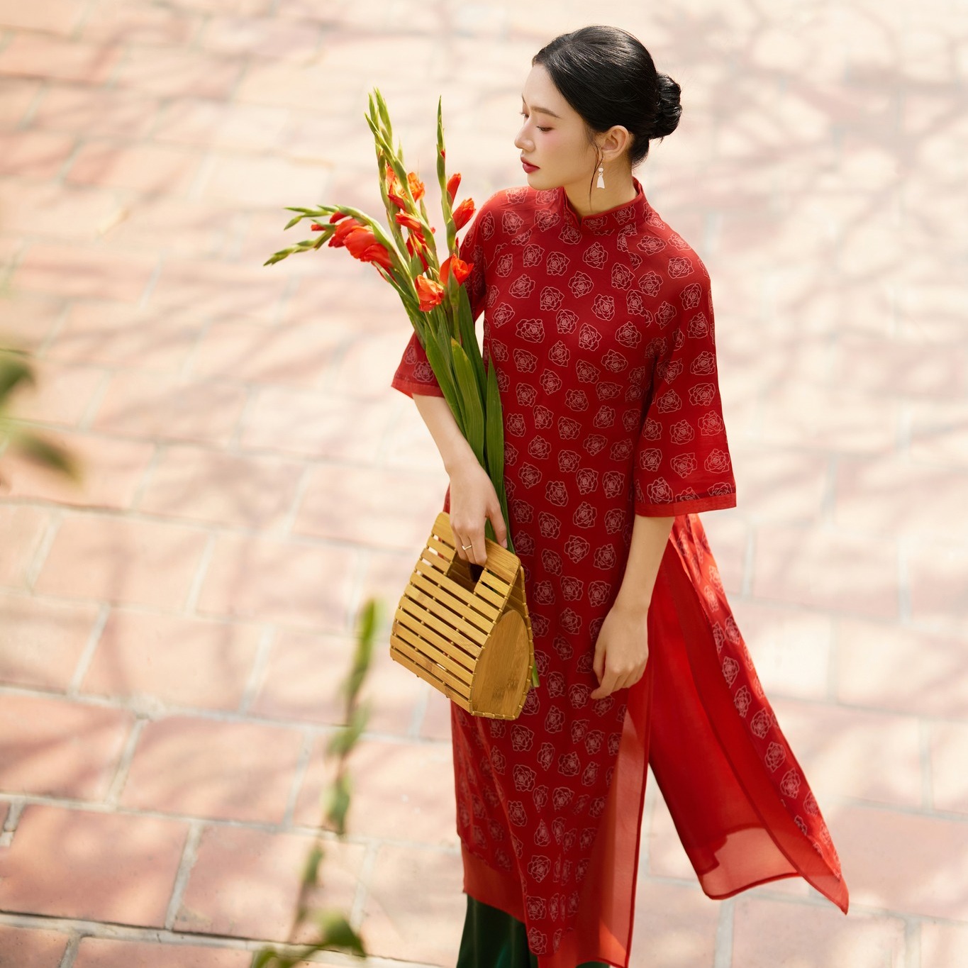 5 krásných a nejoblíbenějších návrhů Ao Dai pro lunární Nový rok - Foto 2. 5 mẫu áo dài đẹp xuất sắc, được ưa thích nhất mùa Tết Ất Tỵ- Ảnh 2.