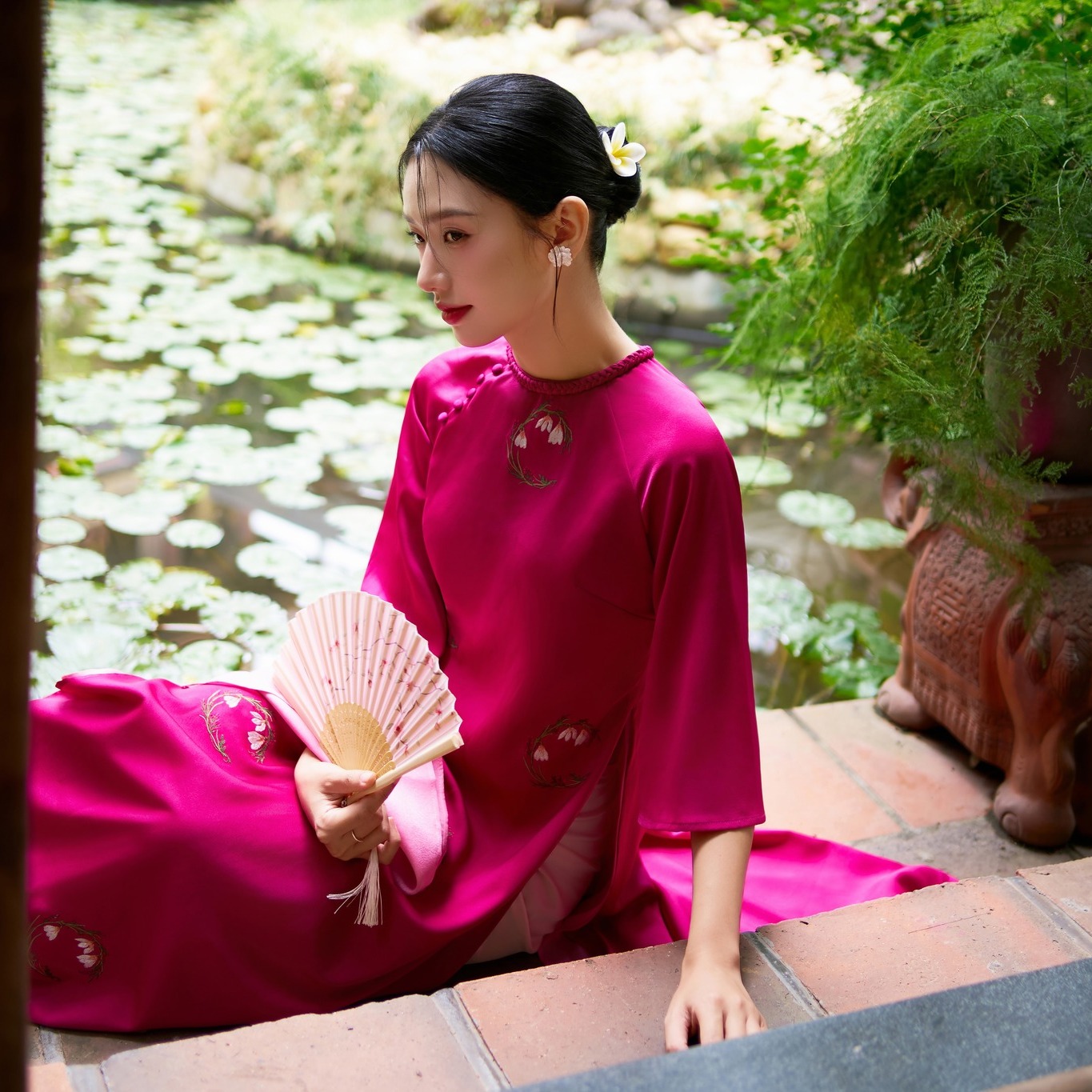 5 krásných a nejoblíbenějších návrhů Ao Dai pro lunární Nový rok - Foto 3. 5 mẫu áo dài đẹp xuất sắc, được ưa thích nhất mùa Tết Ất Tỵ- Ảnh 3.