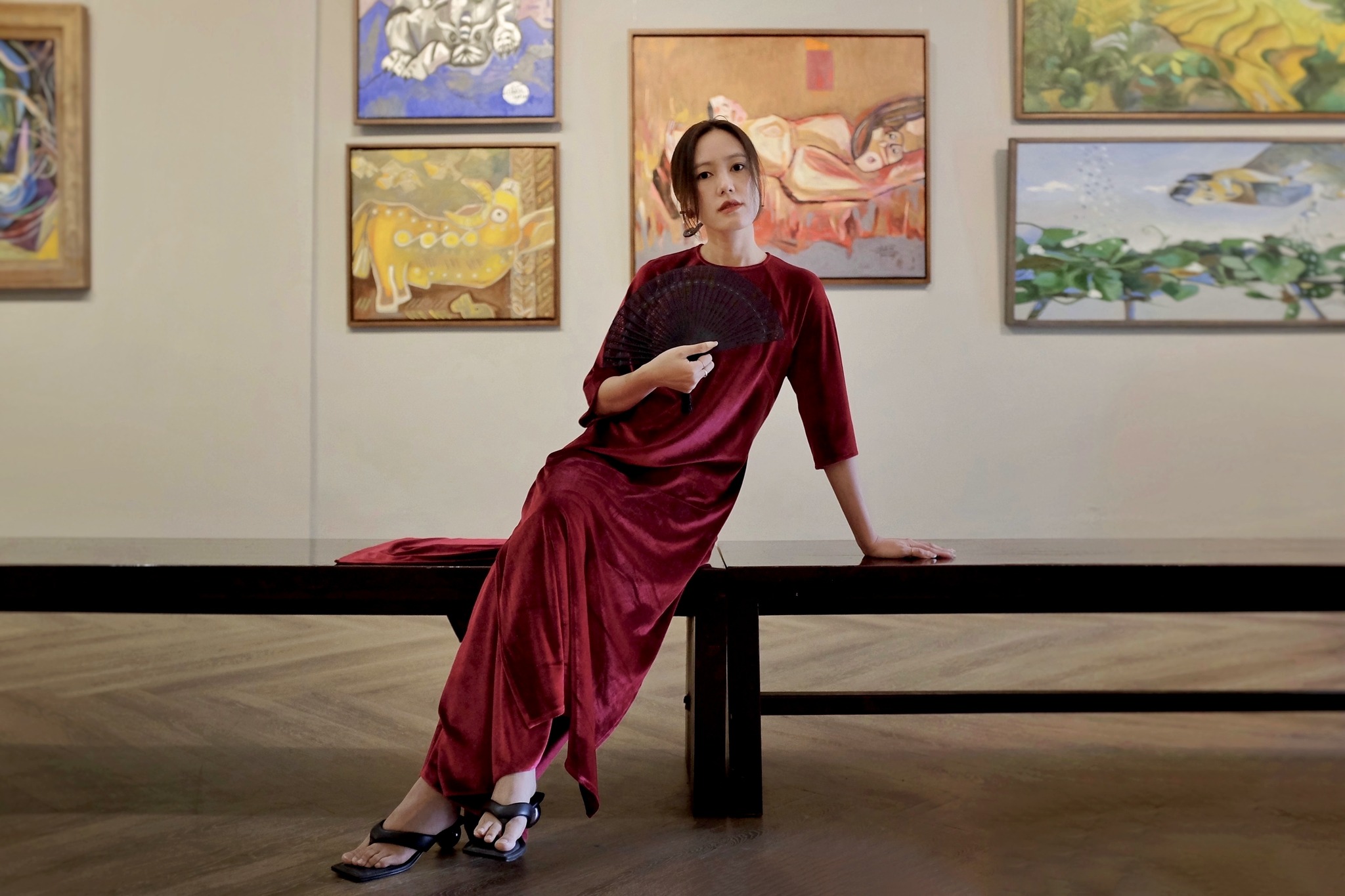 Sametové Ao Dai je oblíbené u znalců během tradičního svátku Tet - Foto 4. Áo dài nhung được lòng tín đồ sành mặc dịp tết cổ truyền- Ảnh 4.