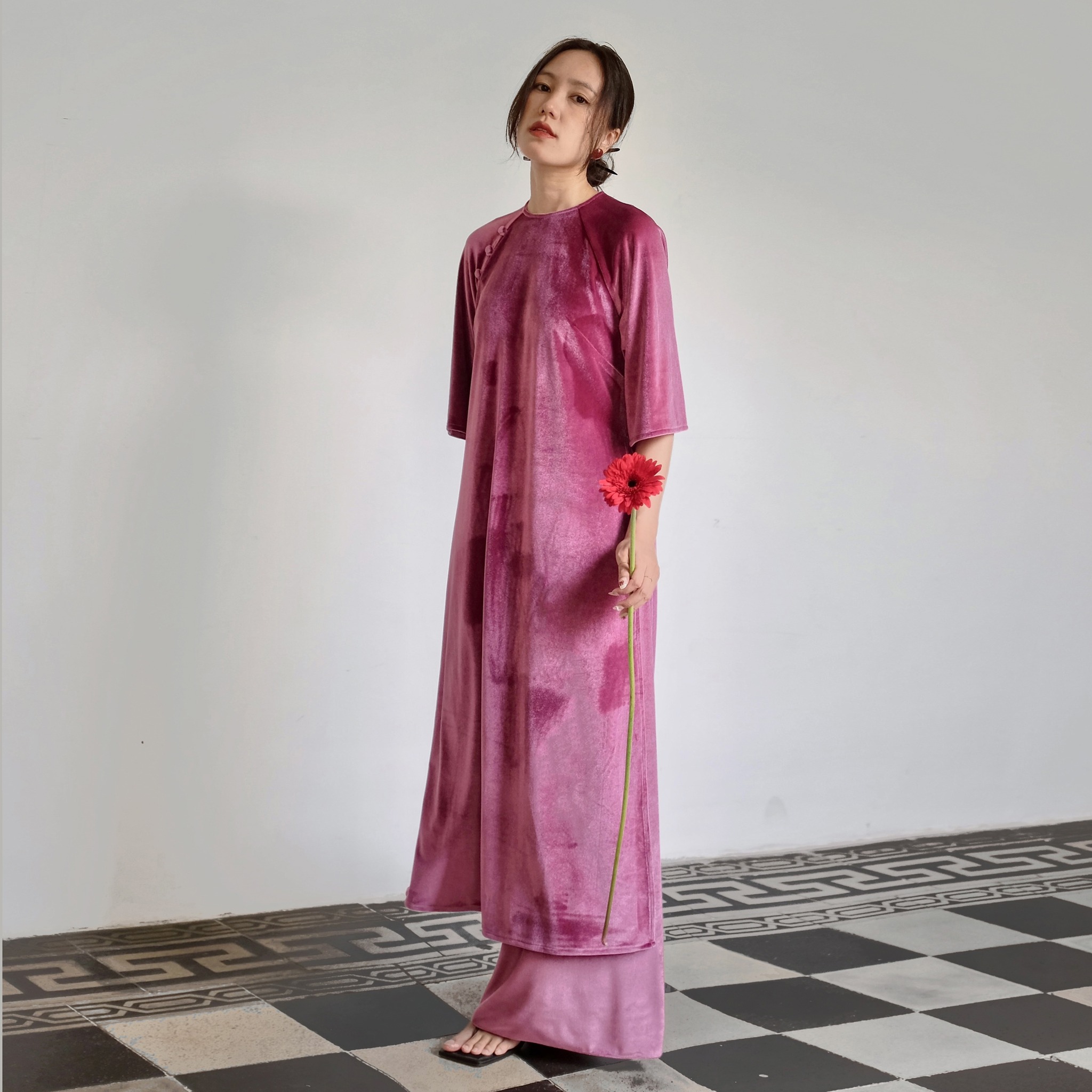 Sametové Ao Dai je oblíbené u znalců během tradičního svátku Tet - Foto 5. Áo dài nhung được lòng tín đồ sành mặc dịp tết cổ truyền- Ảnh 5.