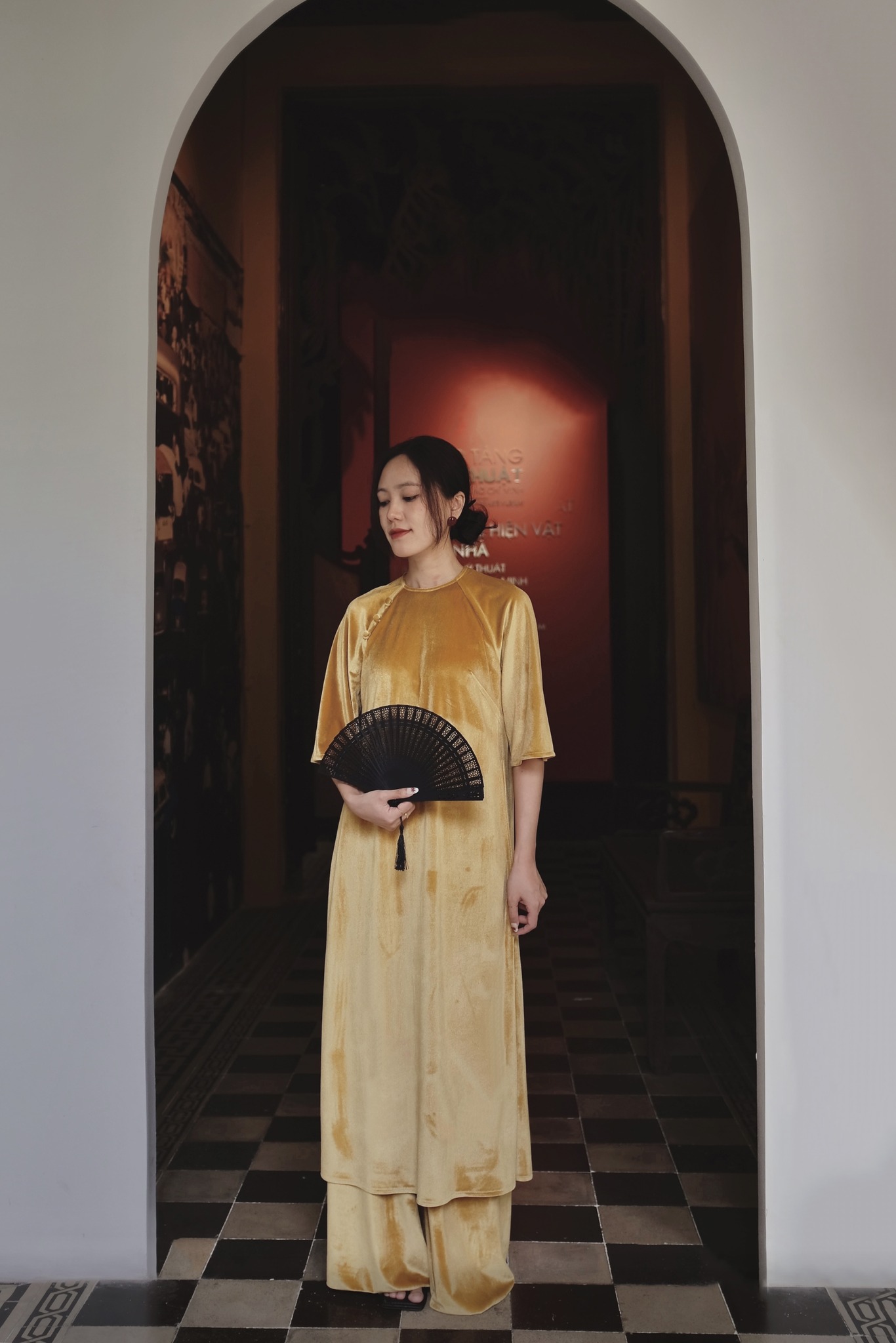 Sametové Ao Dai je oblíbené u znalců během tradičního svátku Tet - Foto 6. Áo dài nhung được lòng tín đồ sành mặc dịp tết cổ truyền- Ảnh 6.